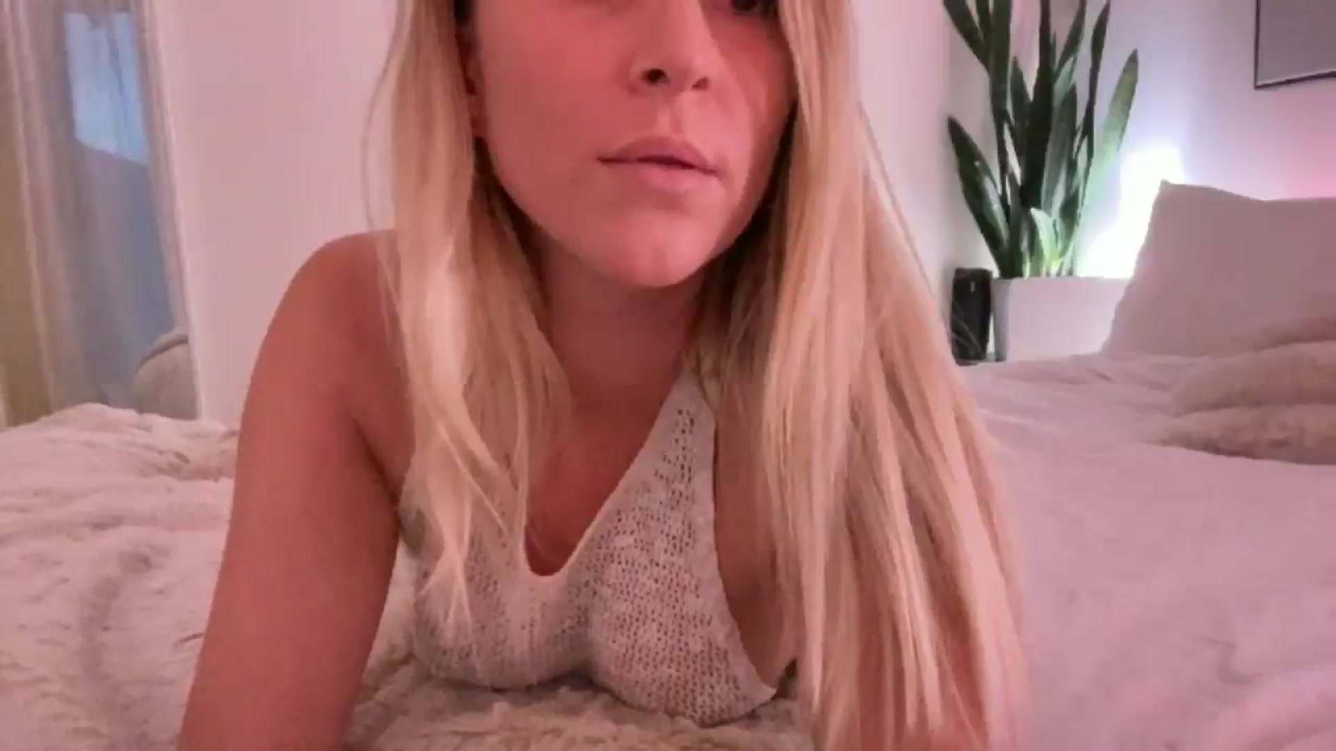 Gallery image thumbnail from DailyTease's myfreecams stream on, 12/10/2024, 24:53 image 15 of 20