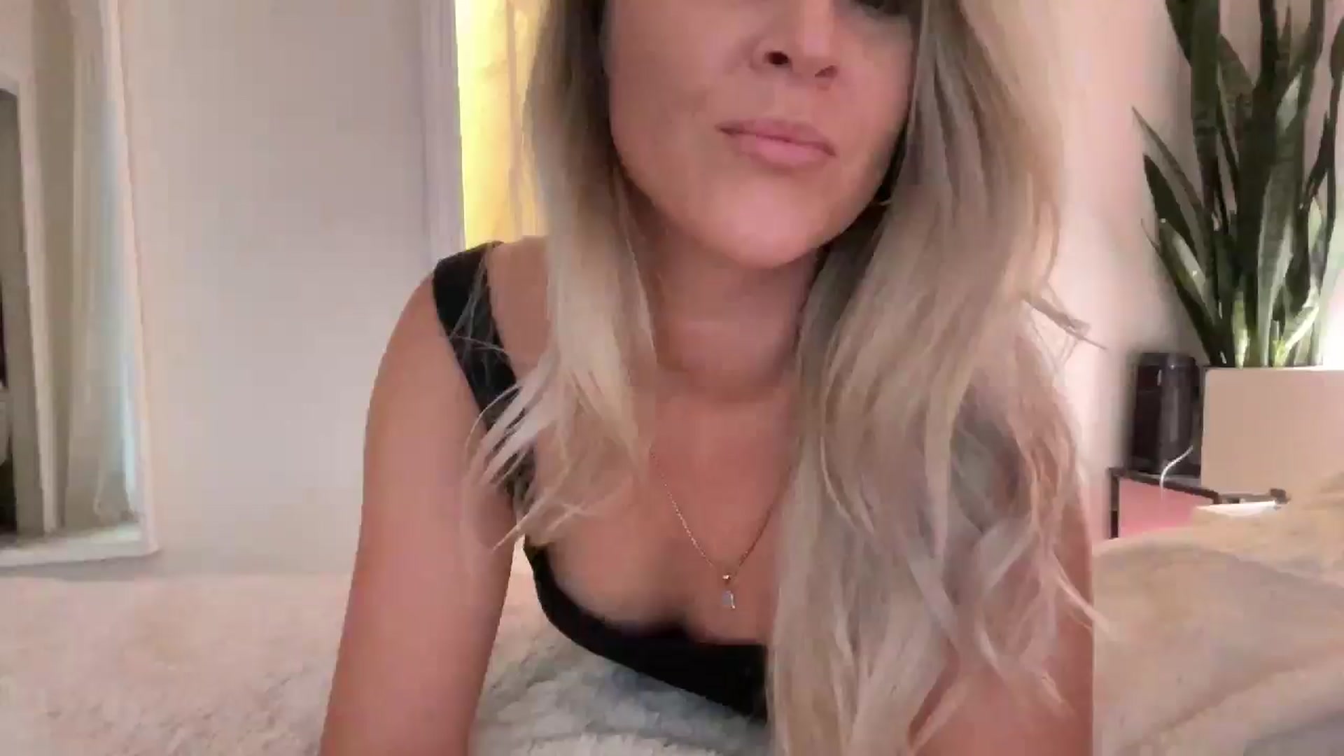Gallery image thumbnail from DailyTease's myfreecams stream on, 01/03/2025, 24:53 image 1 of 20