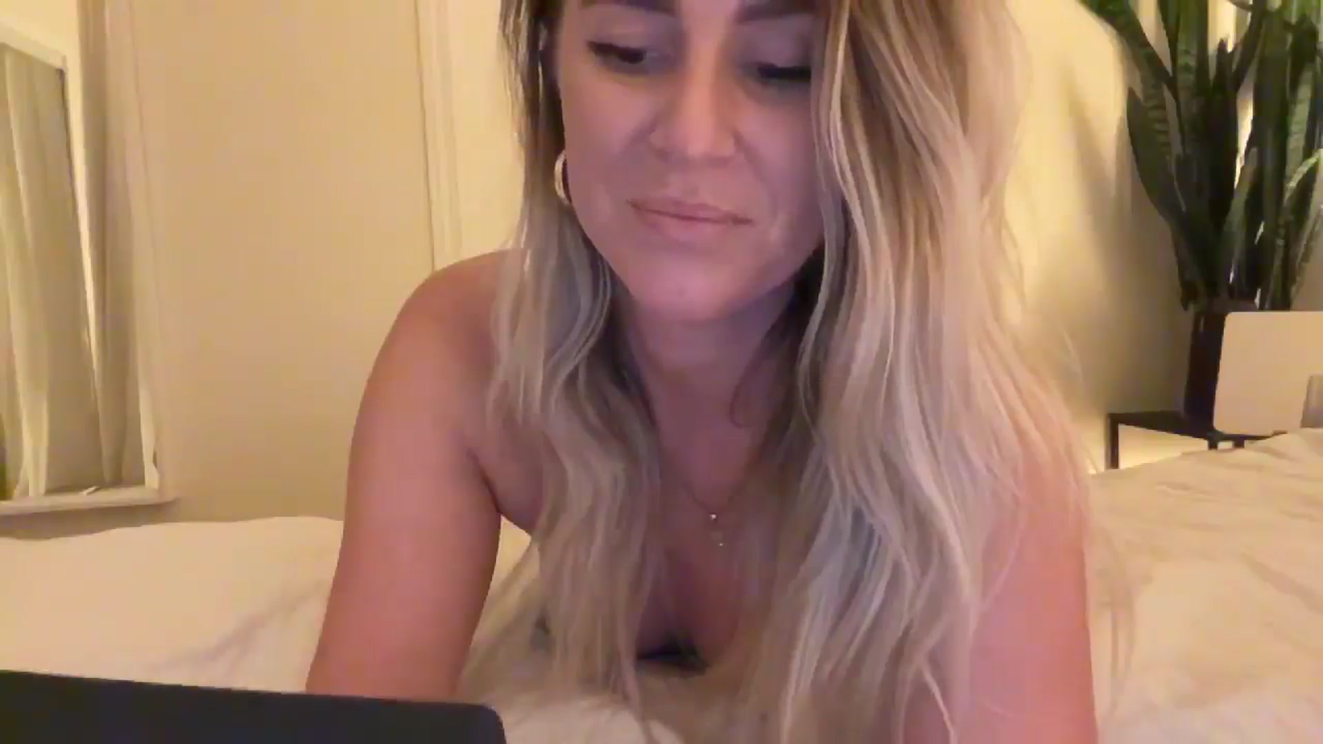 Gallery image thumbnail from DailyTease's myfreecams stream on, 03/19/2025, 04:04 image 20 of 20