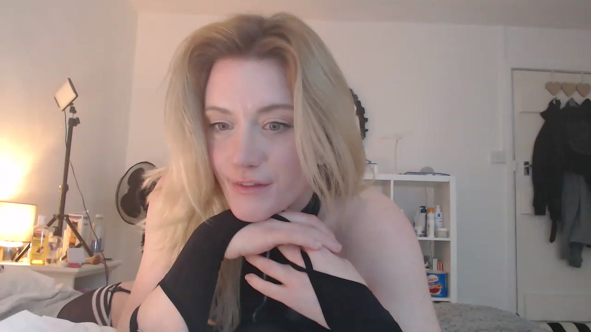 Gallery image thumbnail from DaisyChainedX's myfreecams stream on, 02/13/2023, 12:13 image 16 of 20