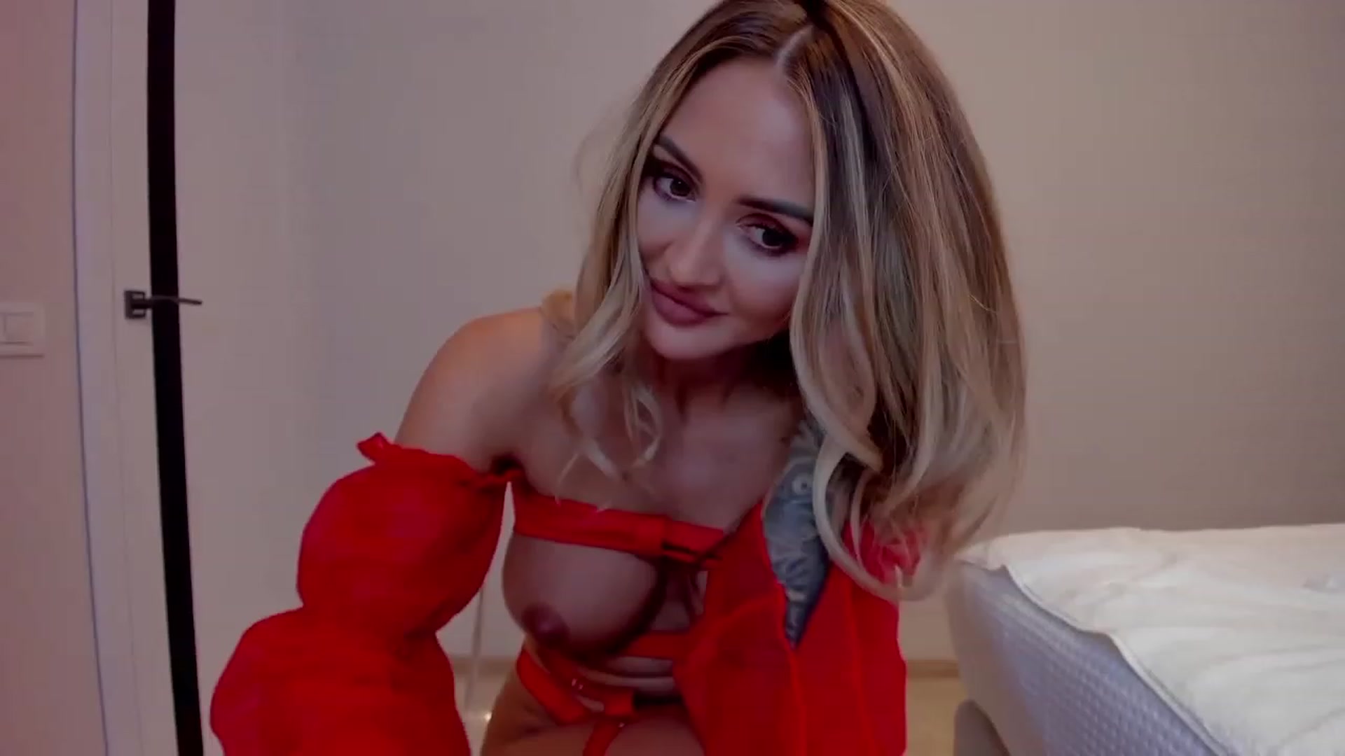 Gallery image thumbnail from DaisyD1_'s myfreecams stream on, 11/15/2022, 05:50 image 7 of 20