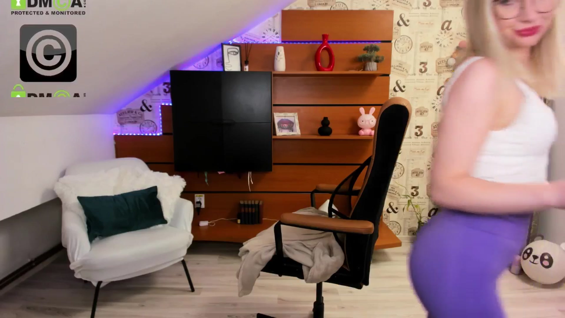 Gallery image thumbnail from DaisyLi's myfreecams stream on, 04/15/2026, 17:21 image 13 of 20