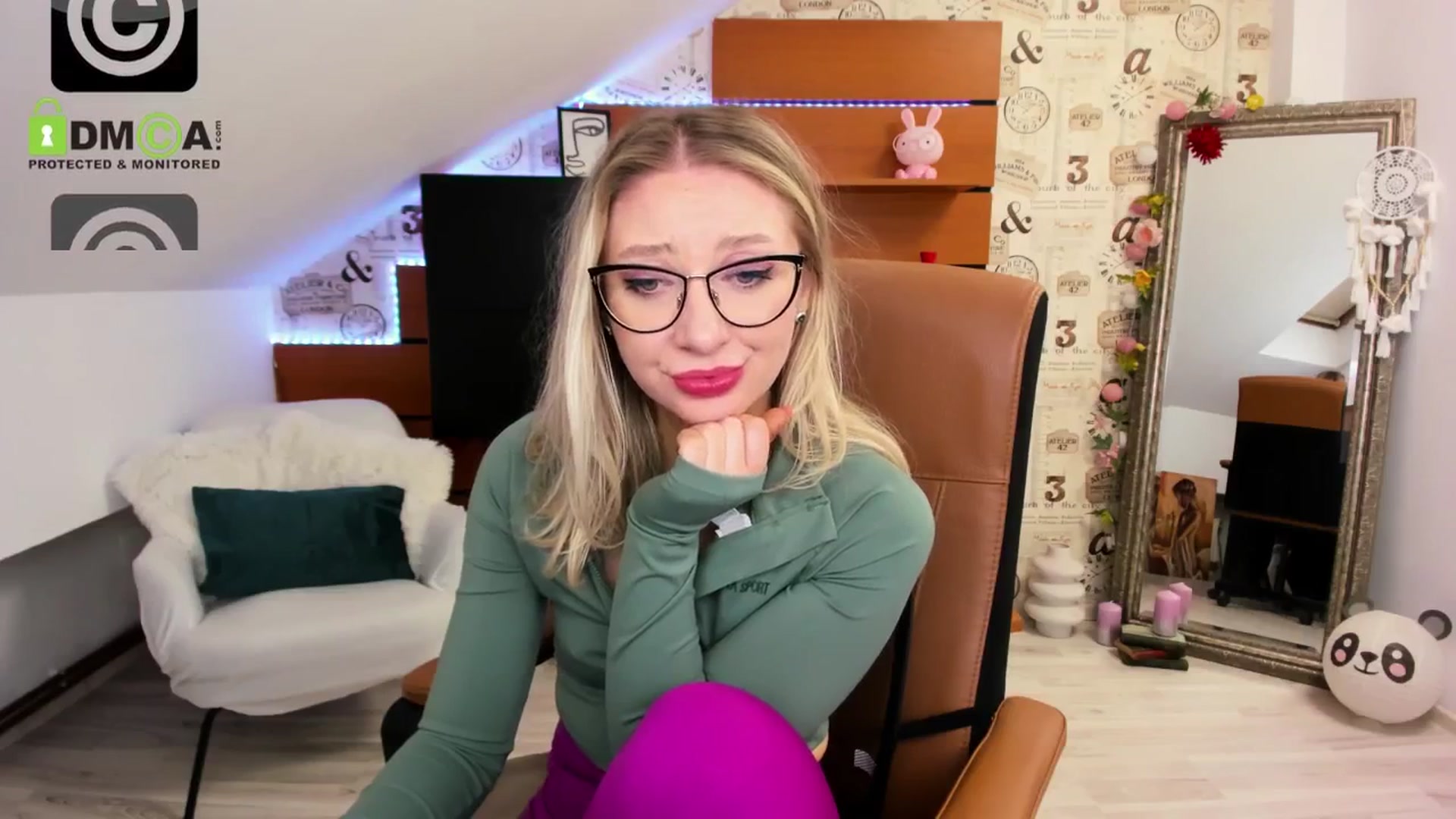 Gallery image thumbnail from DaisyLi's myfreecams stream on, 04/30/2026, 24:53 image 16 of 20