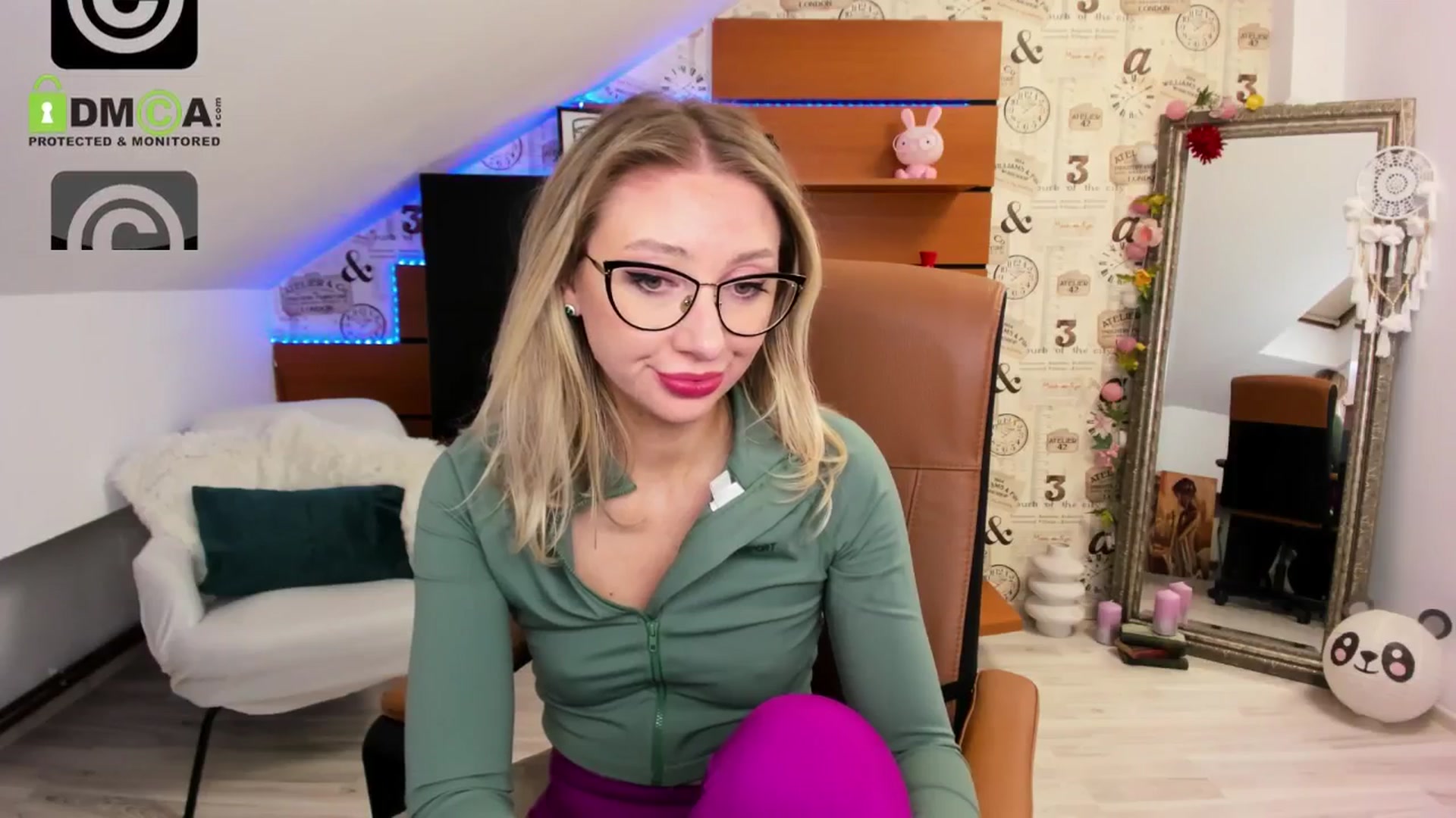 Gallery image thumbnail from DaisyLi's myfreecams stream on, 04/30/2026, 24:53 image 18 of 20