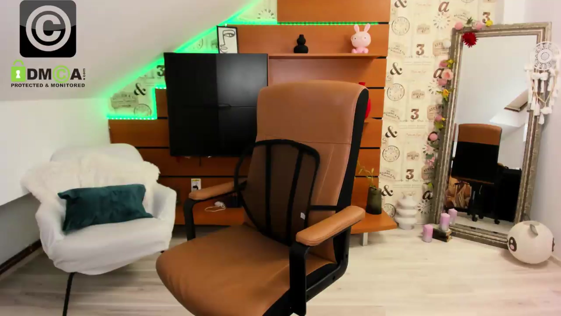 Gallery image thumbnail from DaisyLi's myfreecams stream on, 07/08/2026, 24:23 image 7 of 20