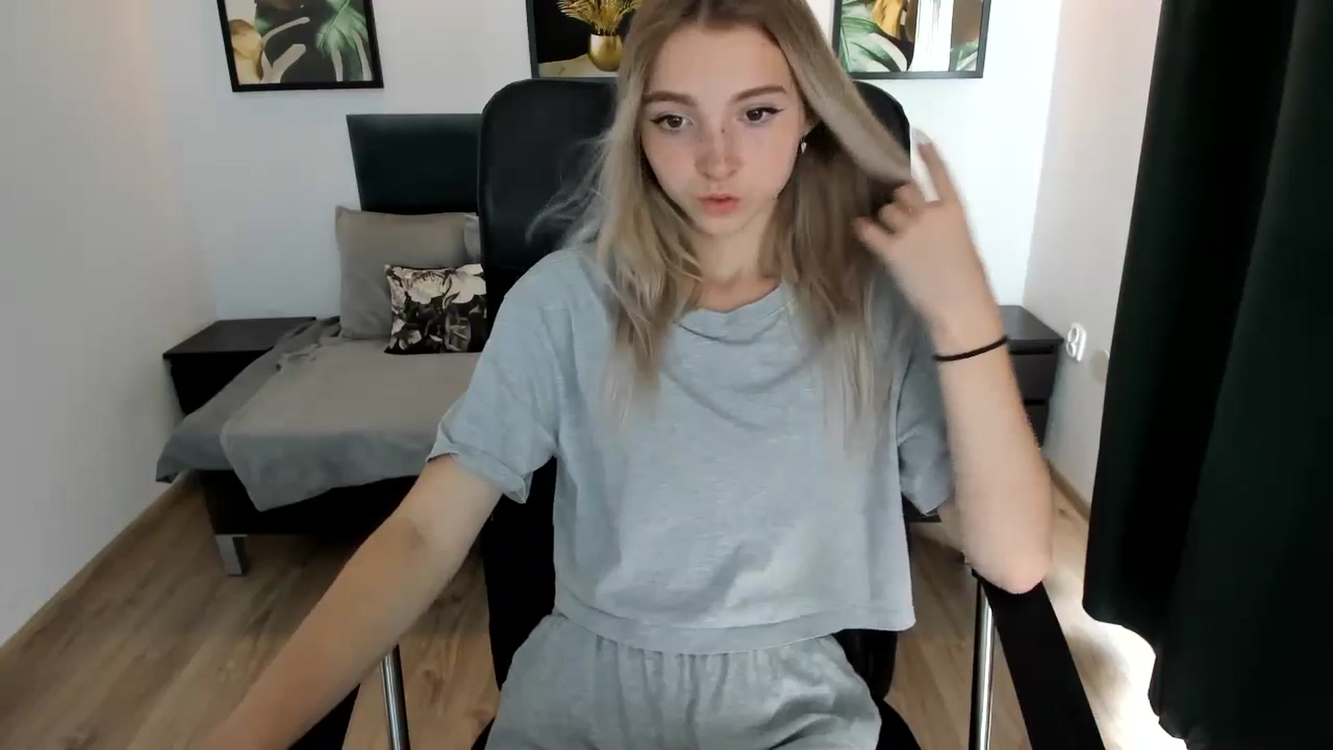 Gallery image thumbnail from Daisyy's myfreecams stream on, 08/22/2024, 14:59 image 12 of 20