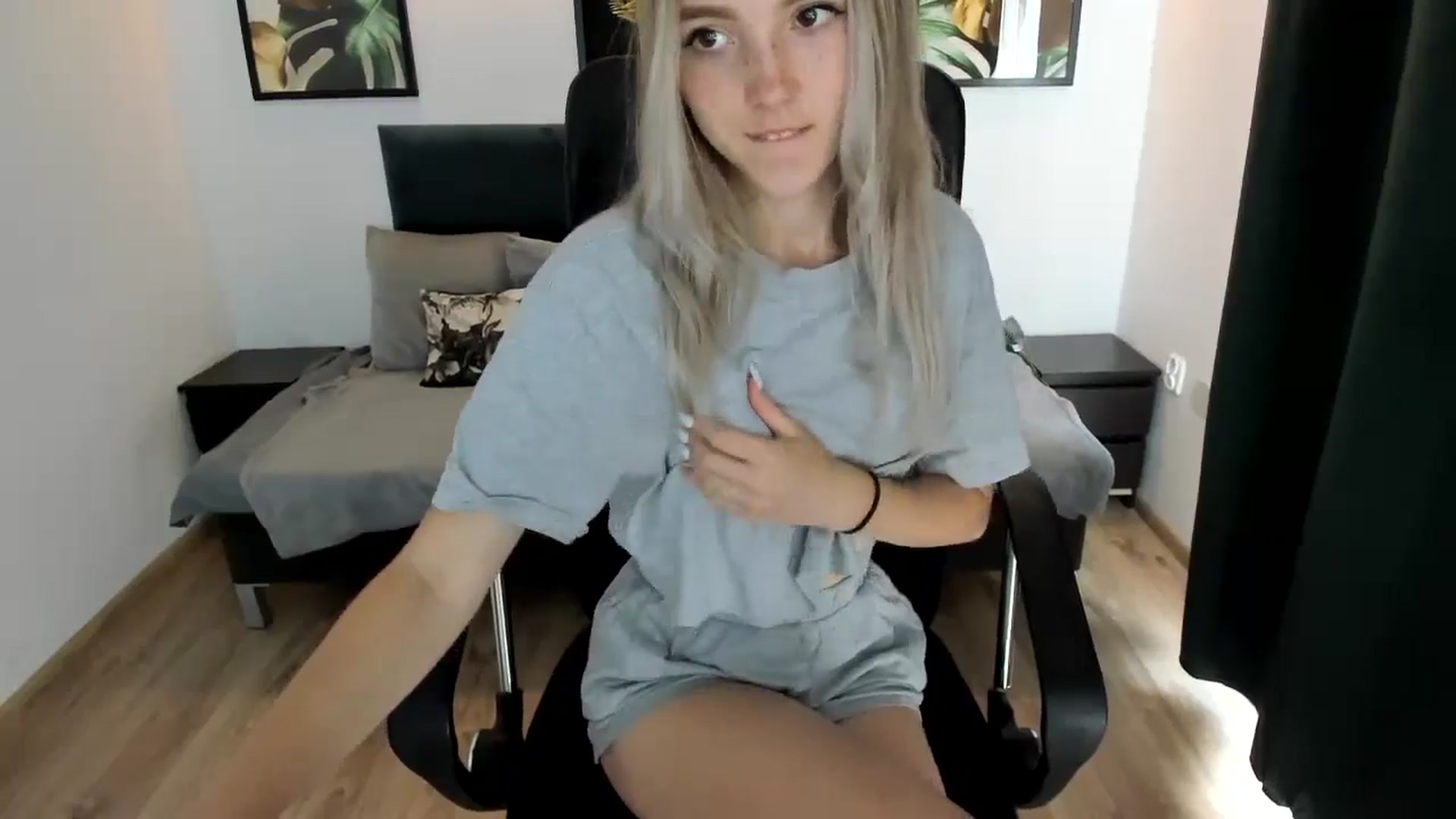 Gallery image thumbnail from Daisyy's myfreecams stream on, 08/22/2024, 14:59 image 14 of 20