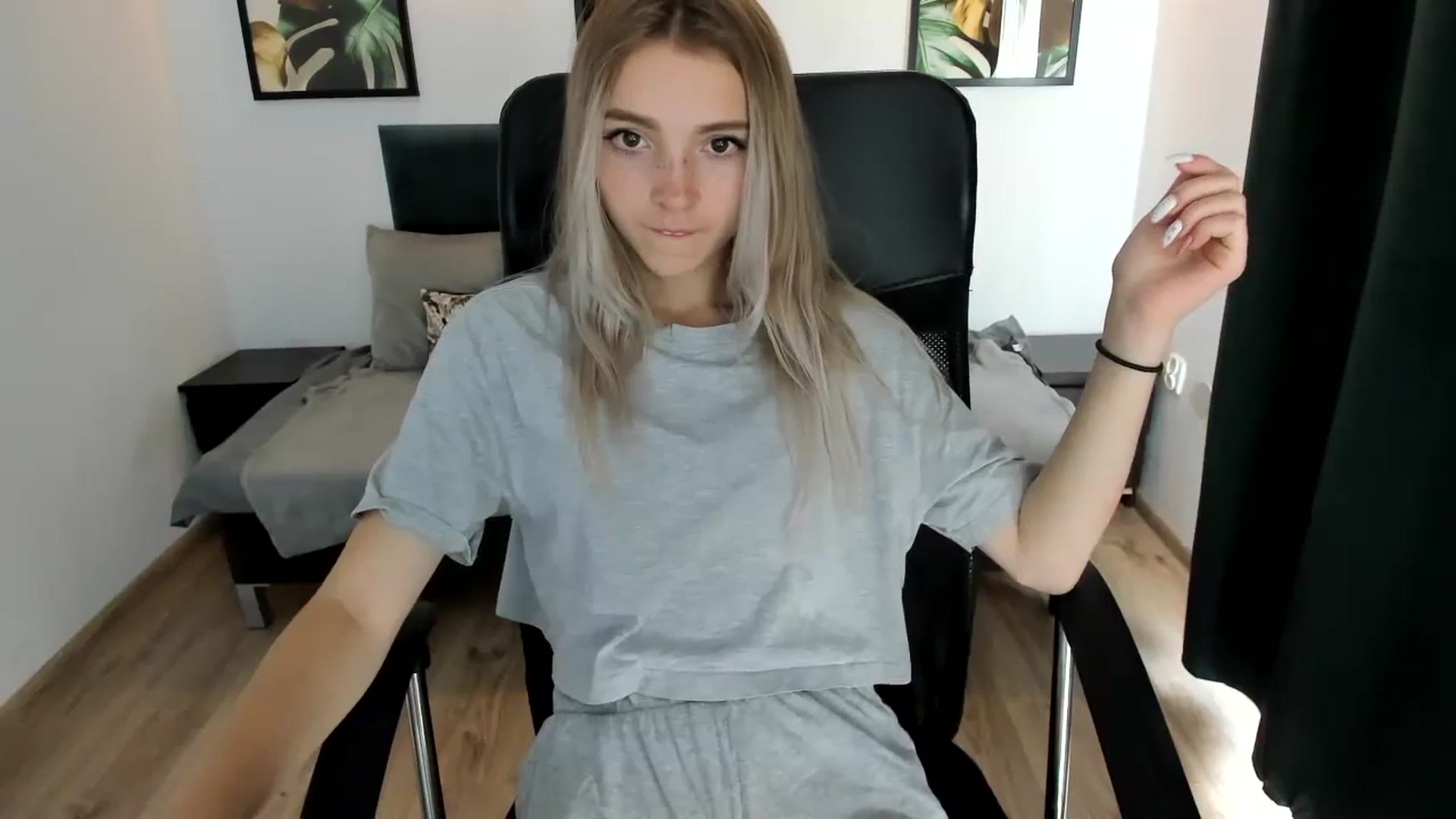 Gallery image thumbnail from Daisyy's myfreecams stream on, 08/22/2024, 14:59 image 16 of 20