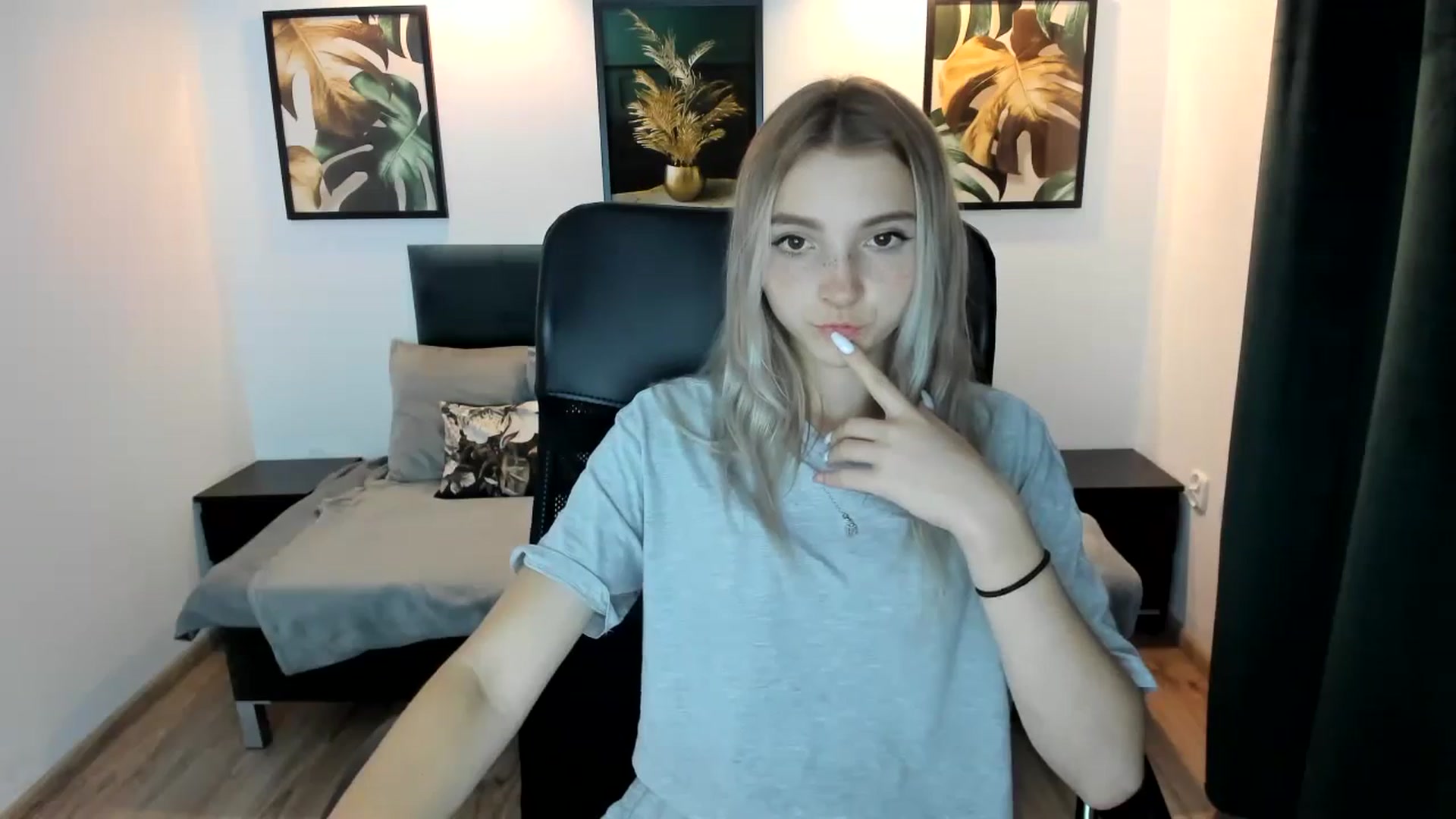 Gallery image thumbnail from Daisyy's myfreecams stream on, 08/22/2024, 18:33 image 18 of 20