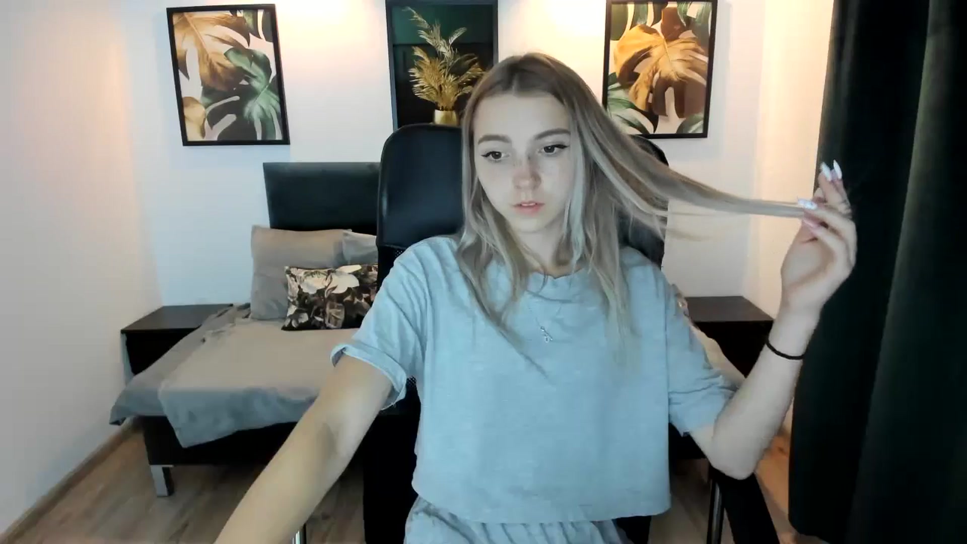 Gallery image thumbnail from Daisyy's myfreecams stream on, 08/22/2024, 18:33 image 13 of 20