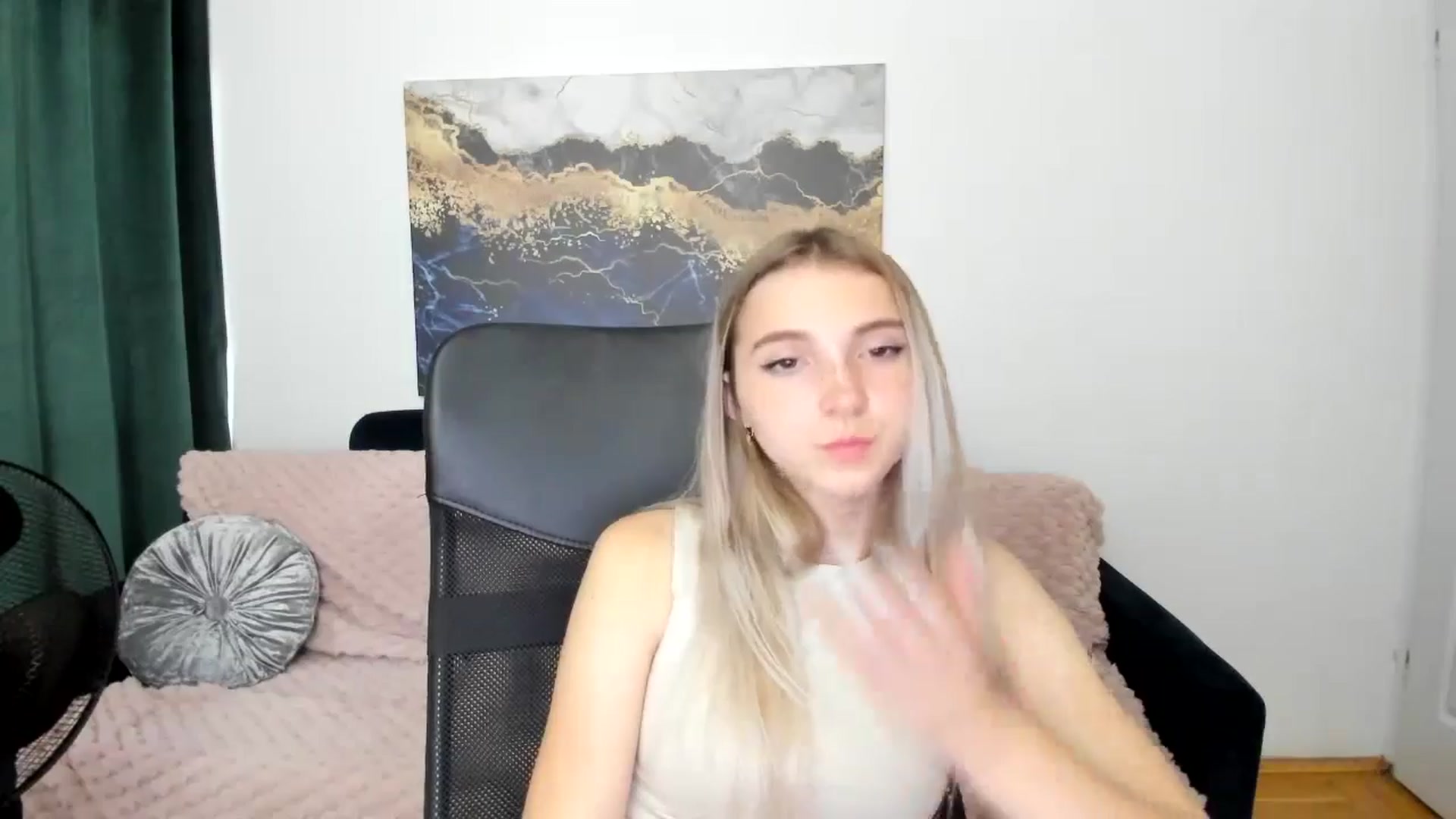 Gallery image thumbnail from Daisyy's myfreecams stream on, 08/23/2024, 17:51 image 14 of 20