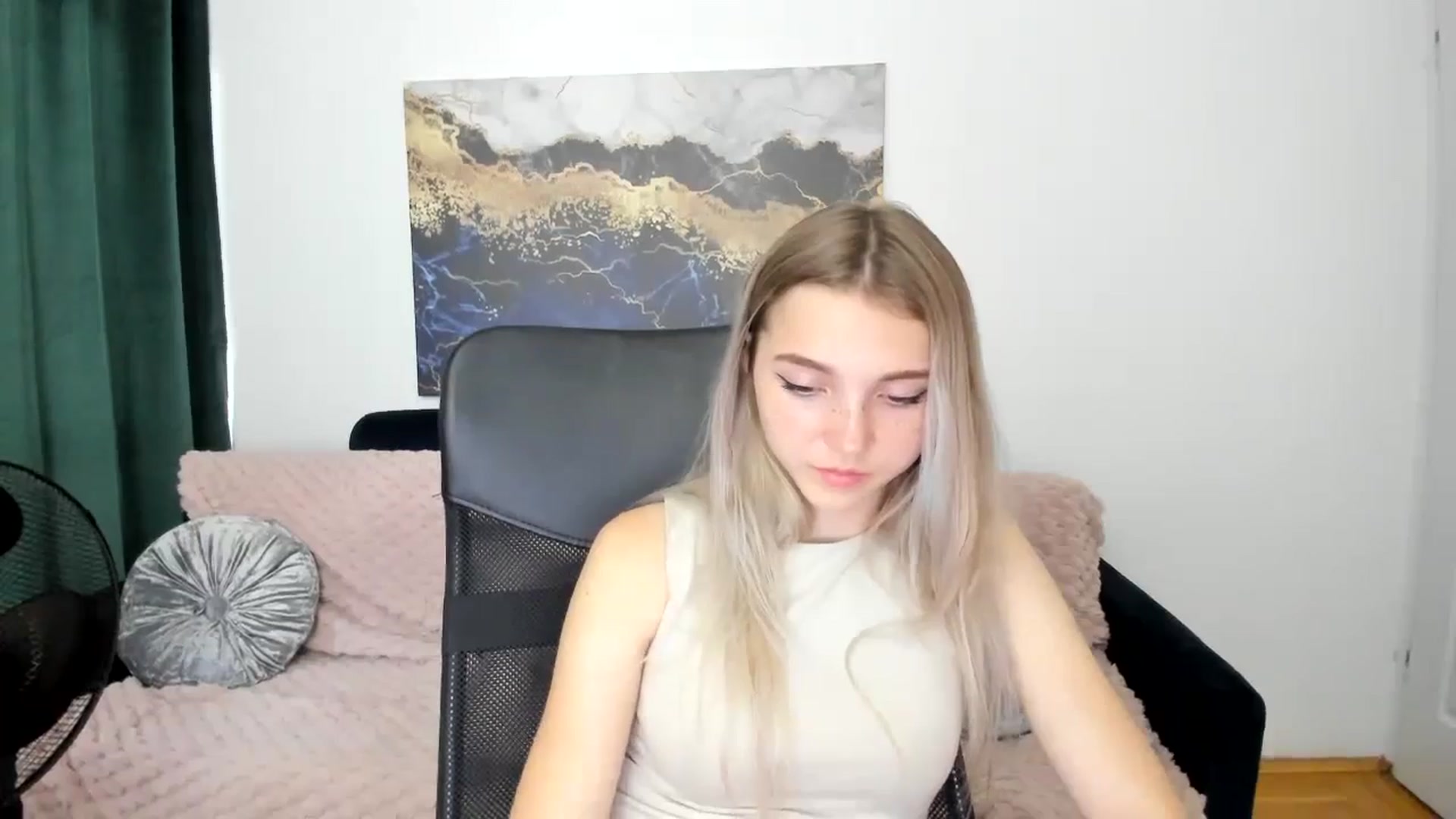 Gallery image thumbnail from Daisyy's myfreecams stream on, 08/23/2024, 17:51 image 13 of 20