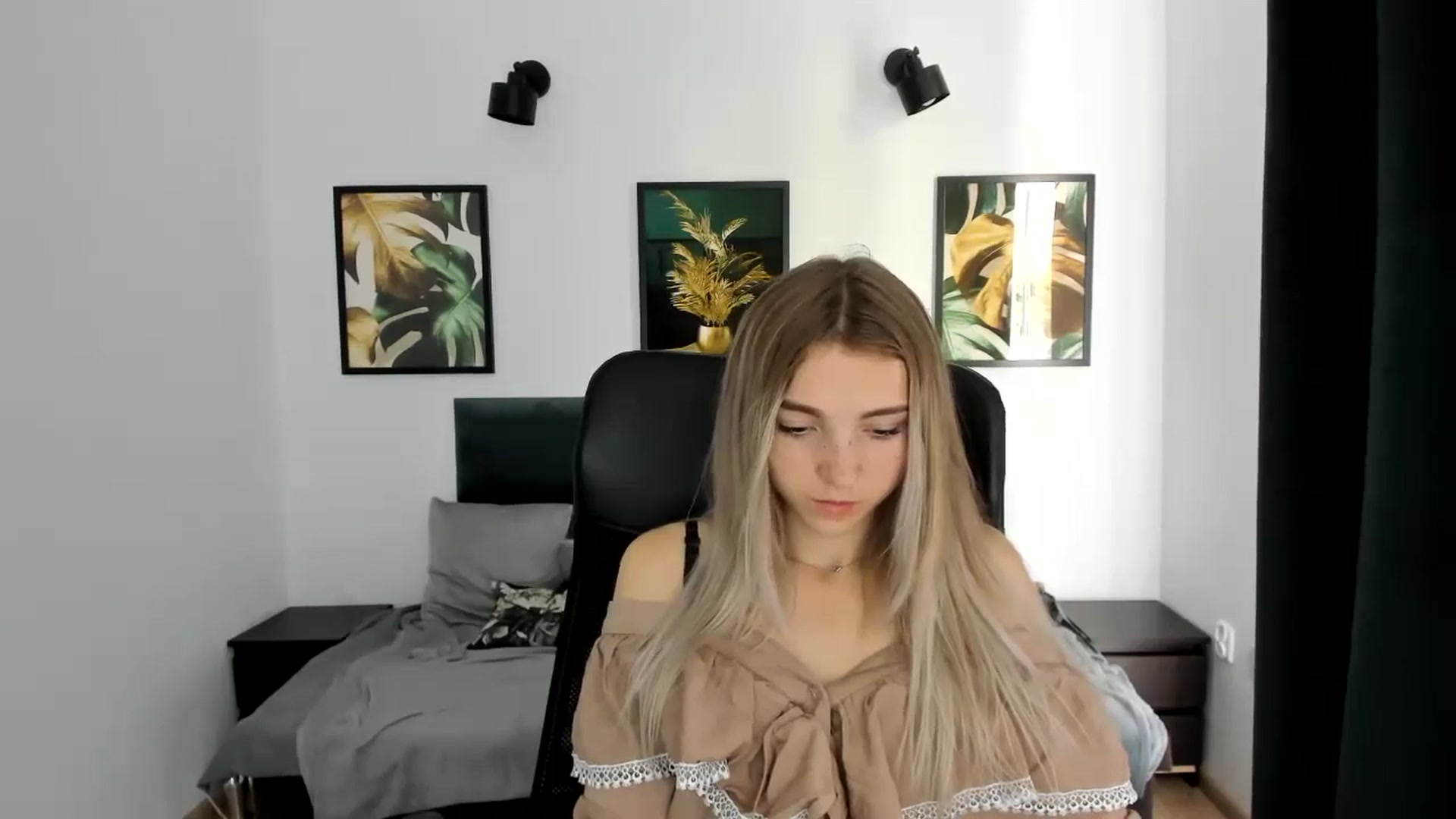 Gallery image thumbnail from Daisyy's myfreecams stream on, 08/24/2024, 13:17 image 2 of 20