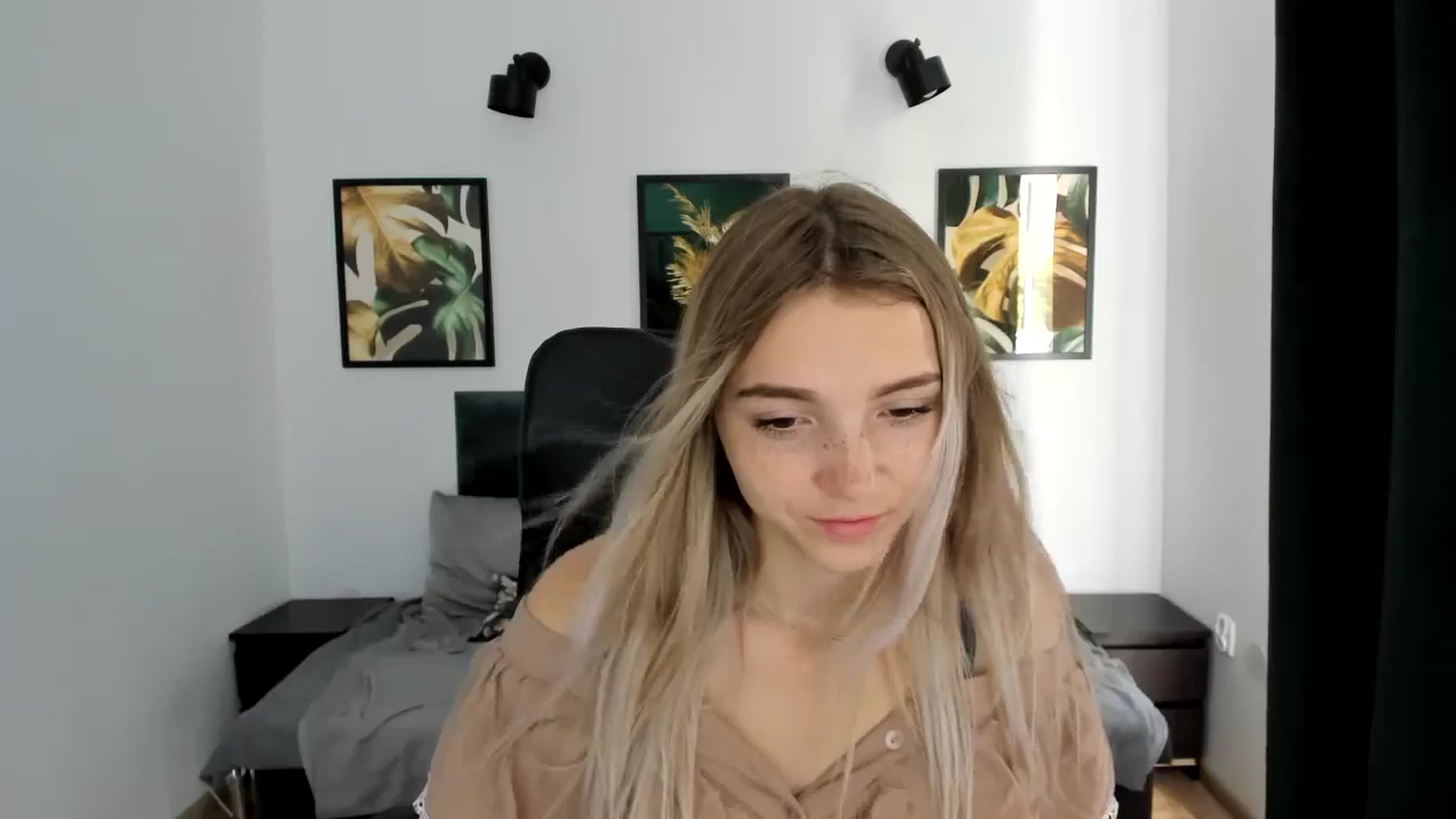 Gallery image thumbnail from Daisyy's myfreecams stream on, 08/24/2024, 13:17 image 15 of 20
