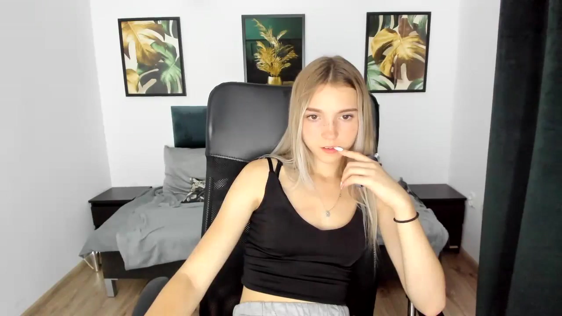 Gallery image thumbnail from Daisyy's myfreecams stream on, 08/24/2024, 18:11 image 12 of 20