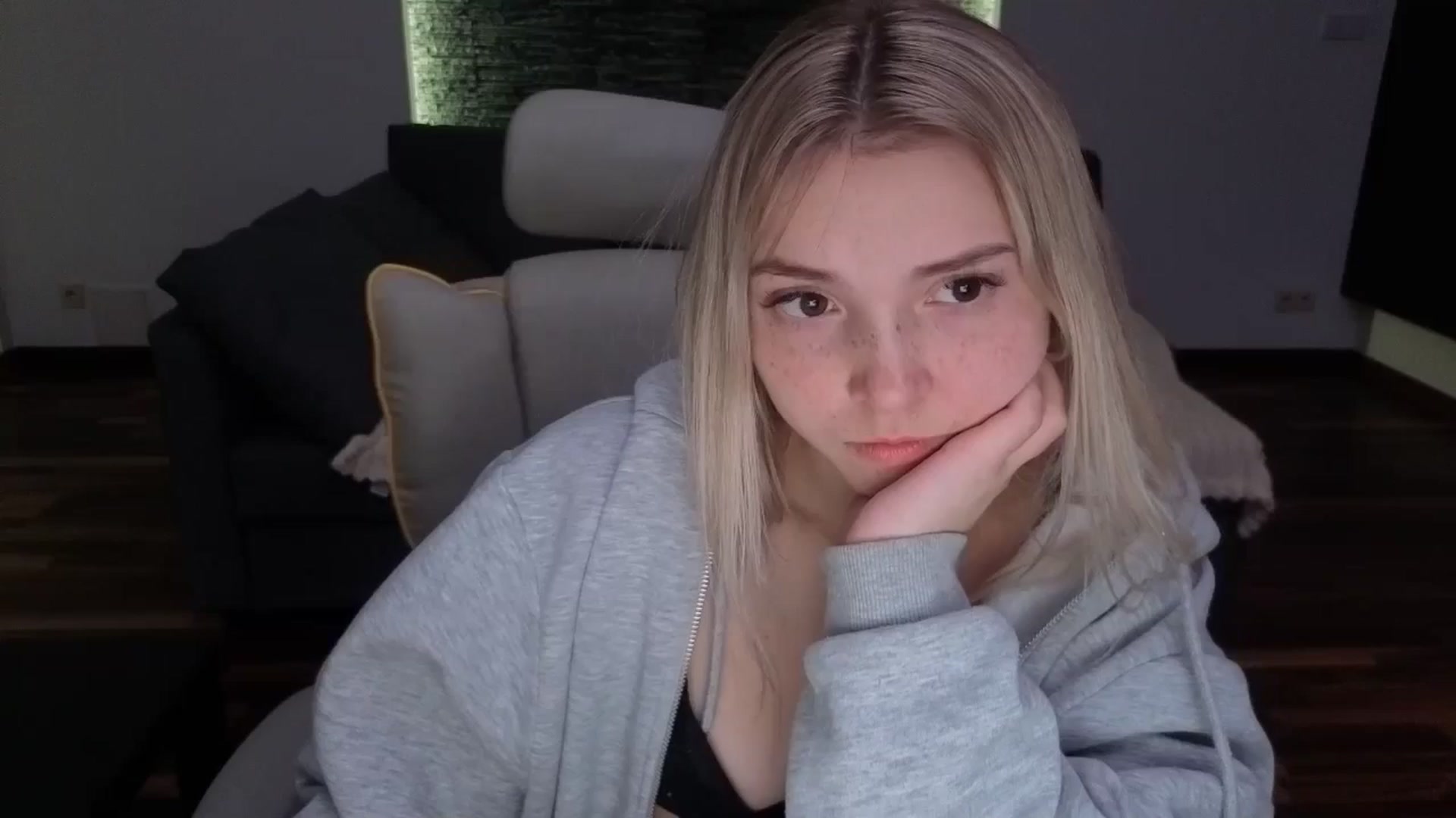Gallery image thumbnail from Daisyy's myfreecams stream on, 03/31/2026, 16:32 image 7 of 20