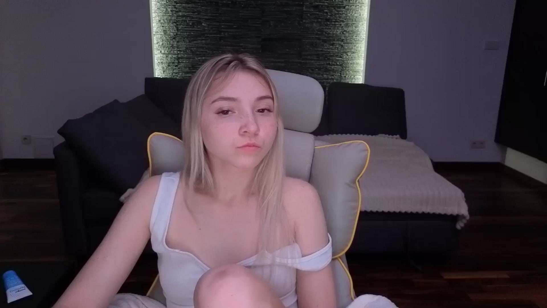 Gallery image thumbnail from Daisyy's myfreecams stream on, 03/31/2026, 19:20 image 4 of 20