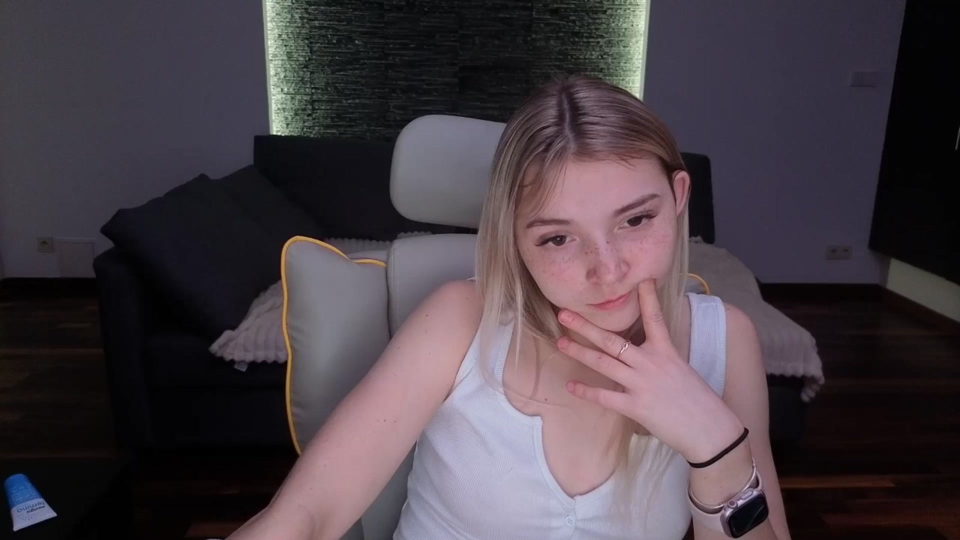 Gallery image thumbnail from Daisyy's myfreecams stream on, 03/31/2026, 19:20 image 11 of 20