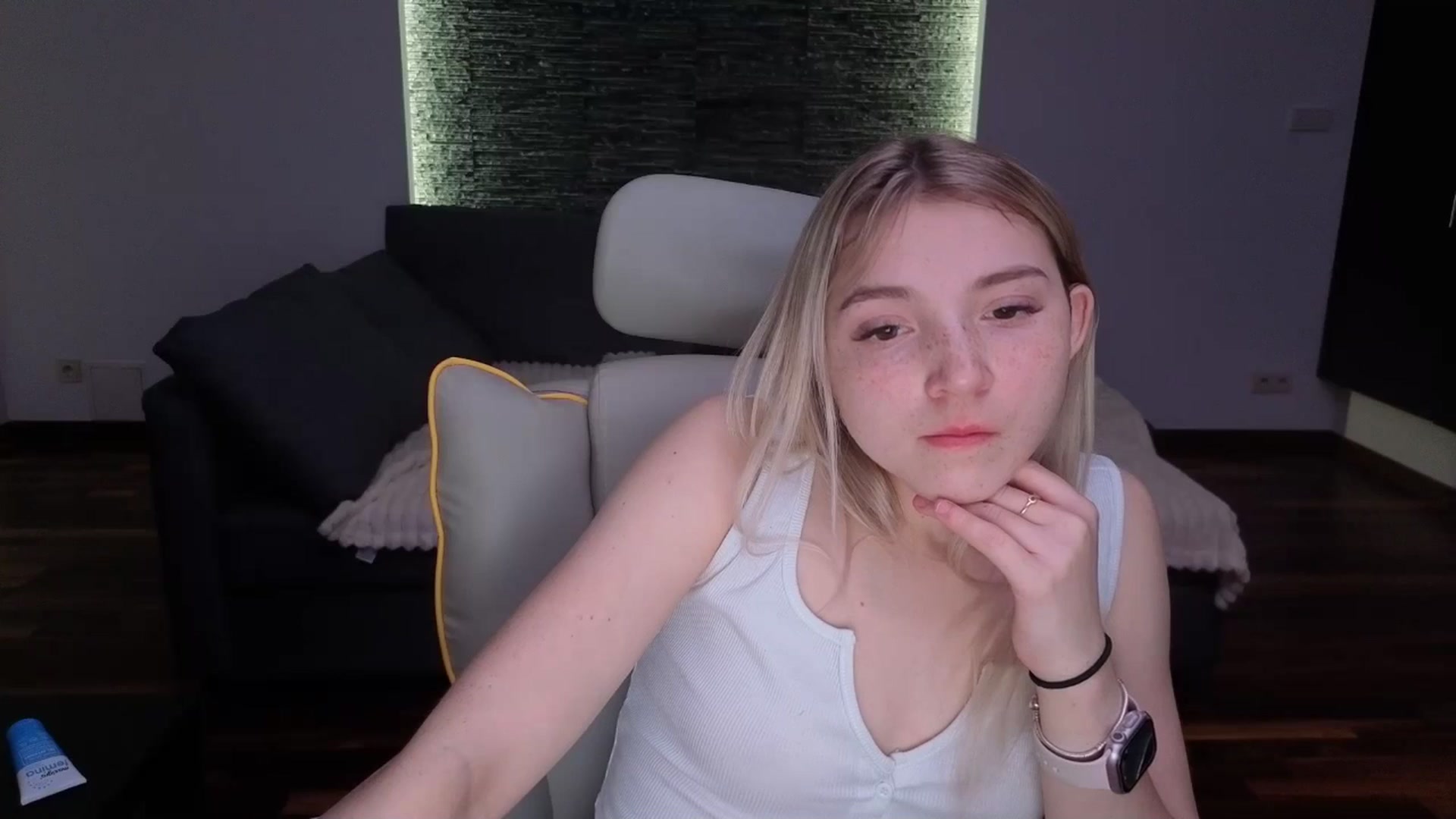 Gallery image thumbnail from Daisyy's myfreecams stream on, 03/31/2026, 19:20 image 12 of 20