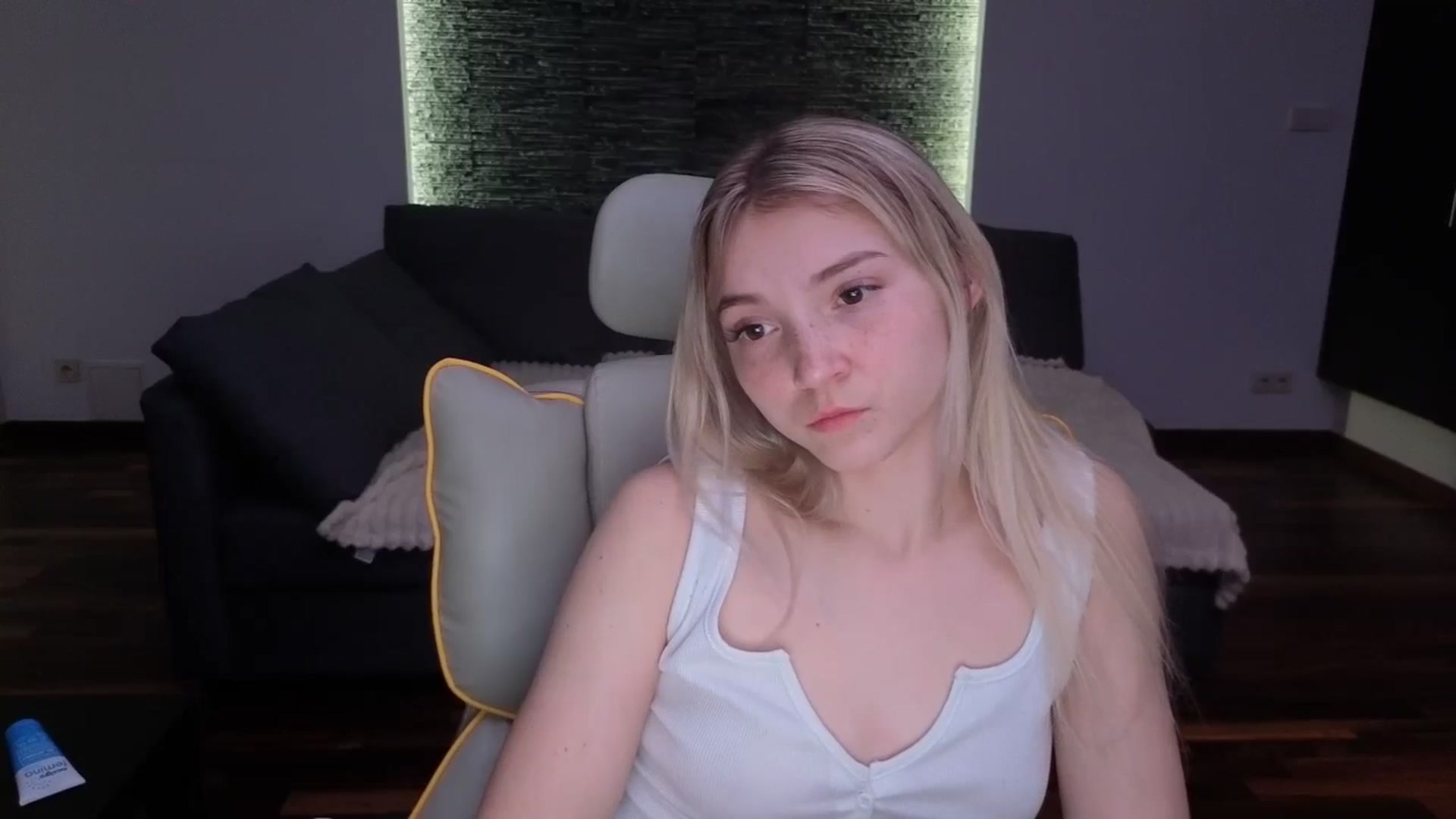 Gallery image thumbnail from Daisyy's myfreecams stream on, 03/31/2026, 19:20 image 13 of 20