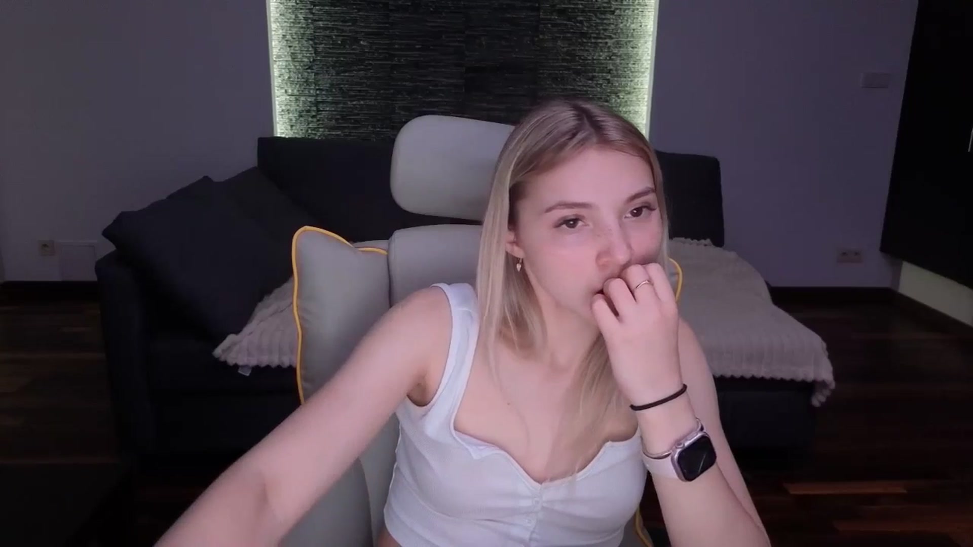 Gallery image thumbnail from Daisyy's myfreecams stream on, 03/31/2026, 19:20 image 18 of 20