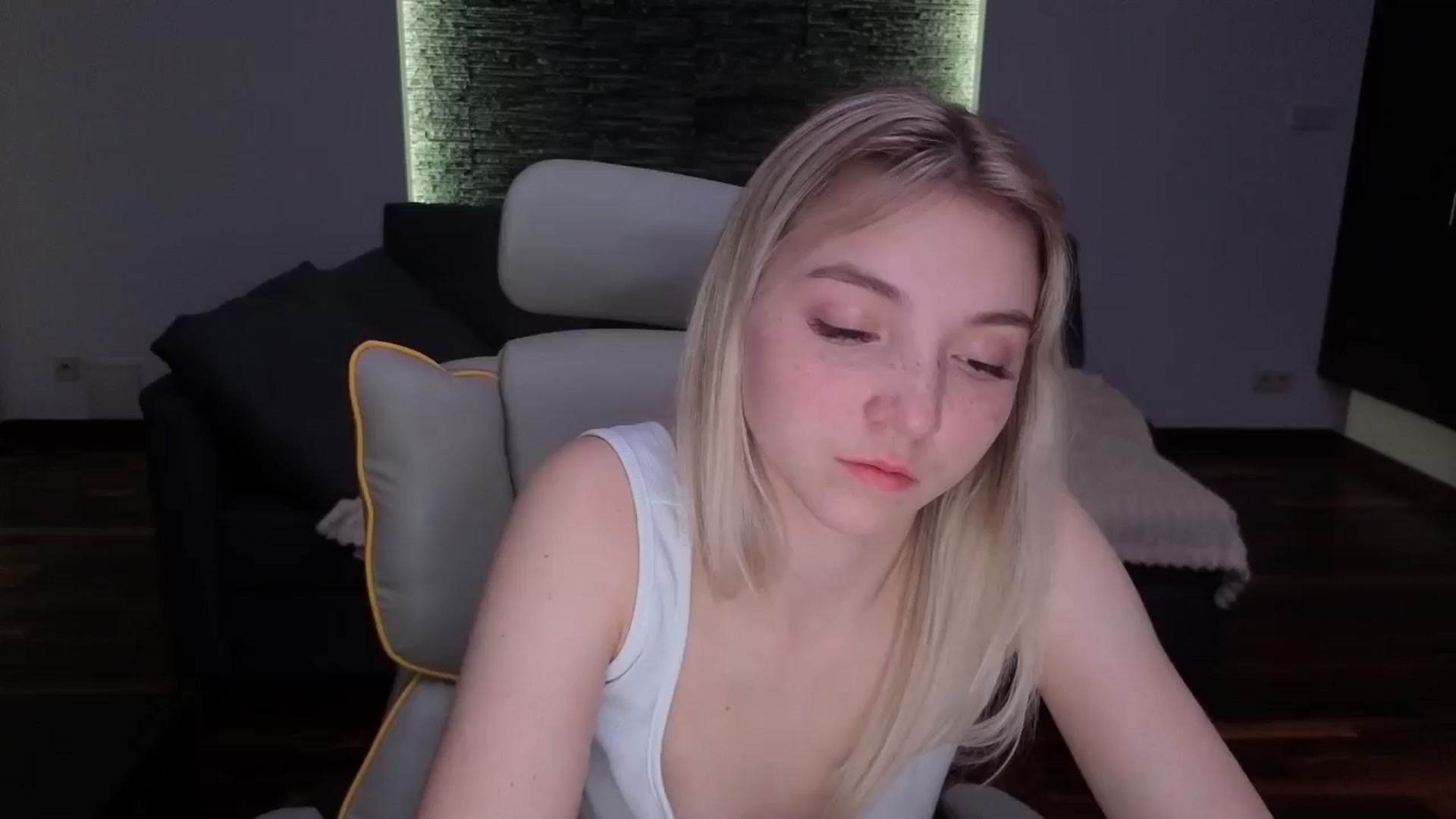 Gallery image thumbnail from Daisyy's myfreecams stream on, 03/31/2026, 20:16 image 11 of 20