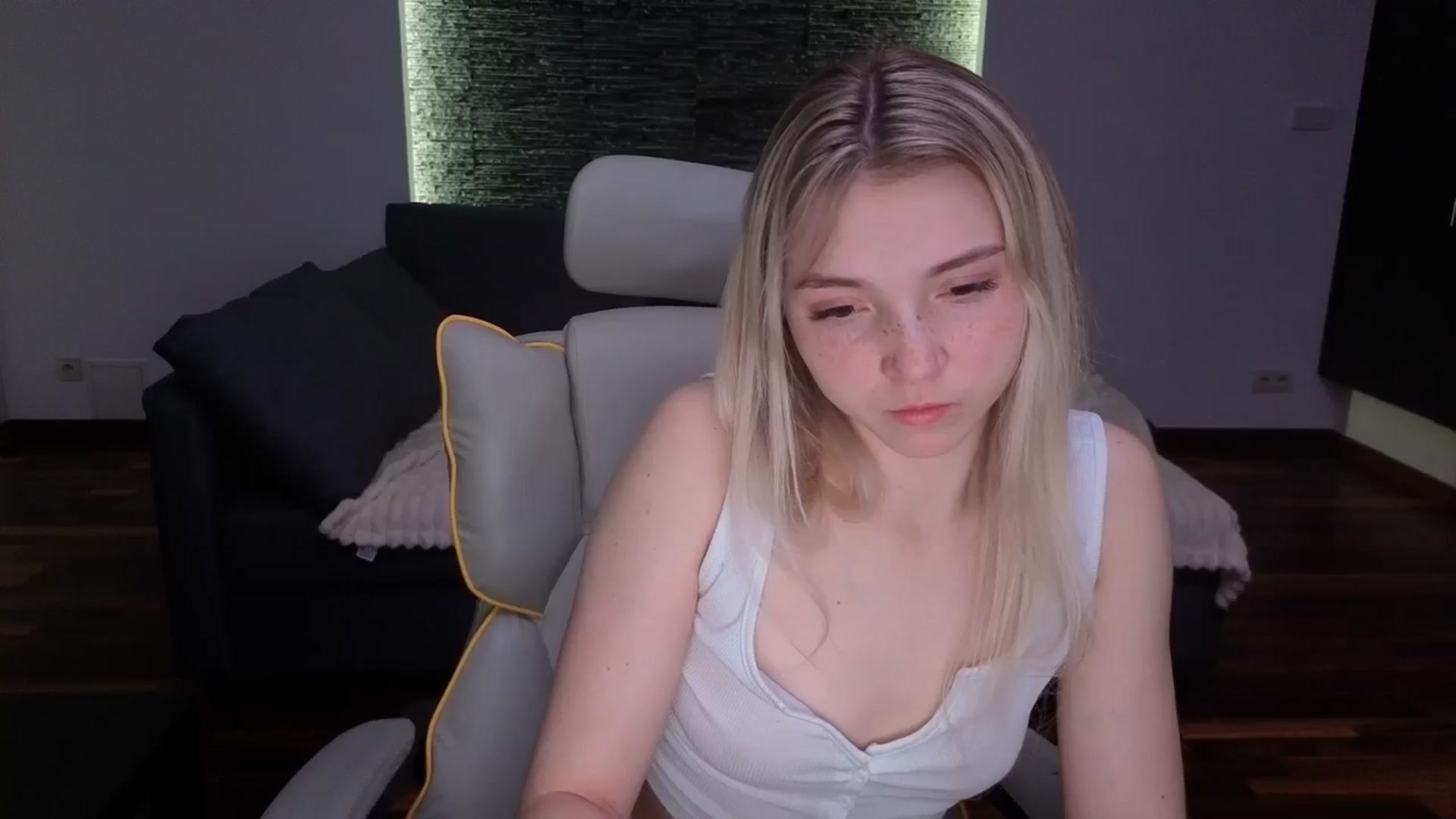Gallery image thumbnail from Daisyy's myfreecams stream on, 03/31/2026, 20:16 image 16 of 20
