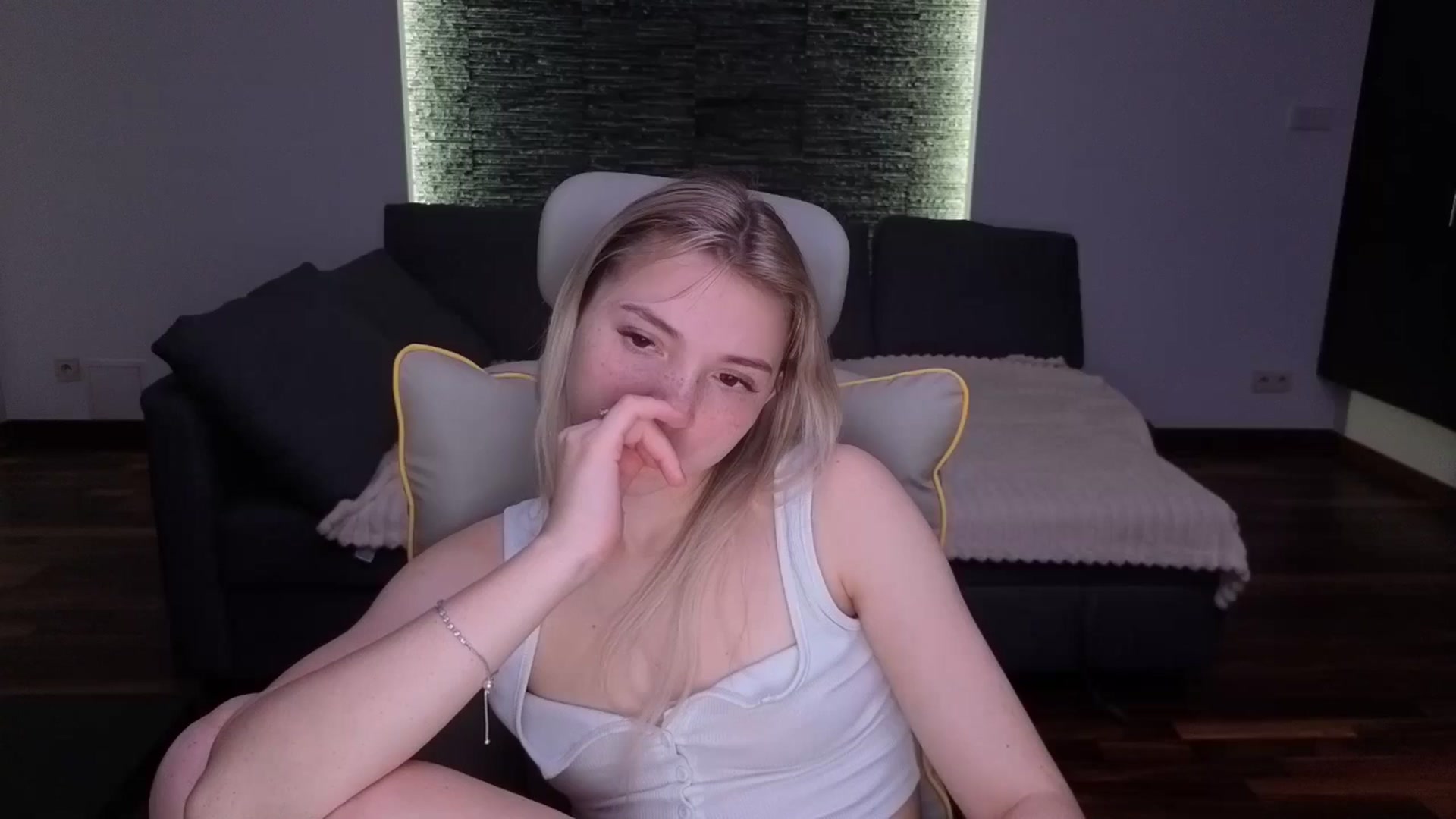 Gallery image thumbnail from Daisyy's myfreecams stream on, 03/31/2026, 20:16 image 7 of 20