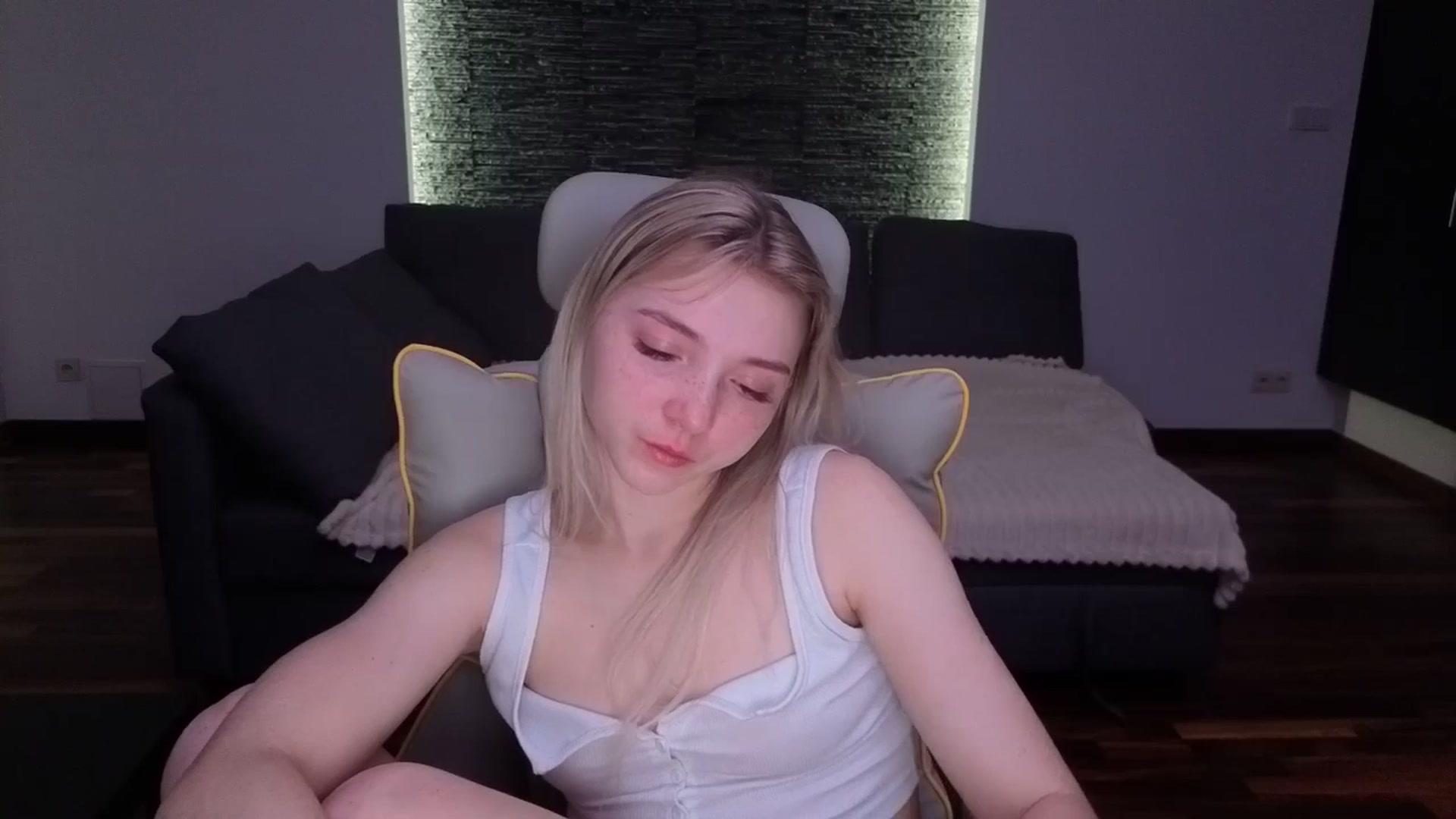 Gallery image thumbnail from Daisyy's myfreecams stream on, 03/31/2026, 20:16 image 6 of 20