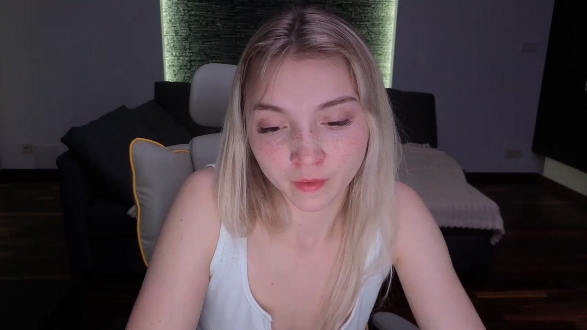 Gallery image thumbnail from Daisyy's myfreecams stream on, 03/31/2026, 20:16 image 10 of 20