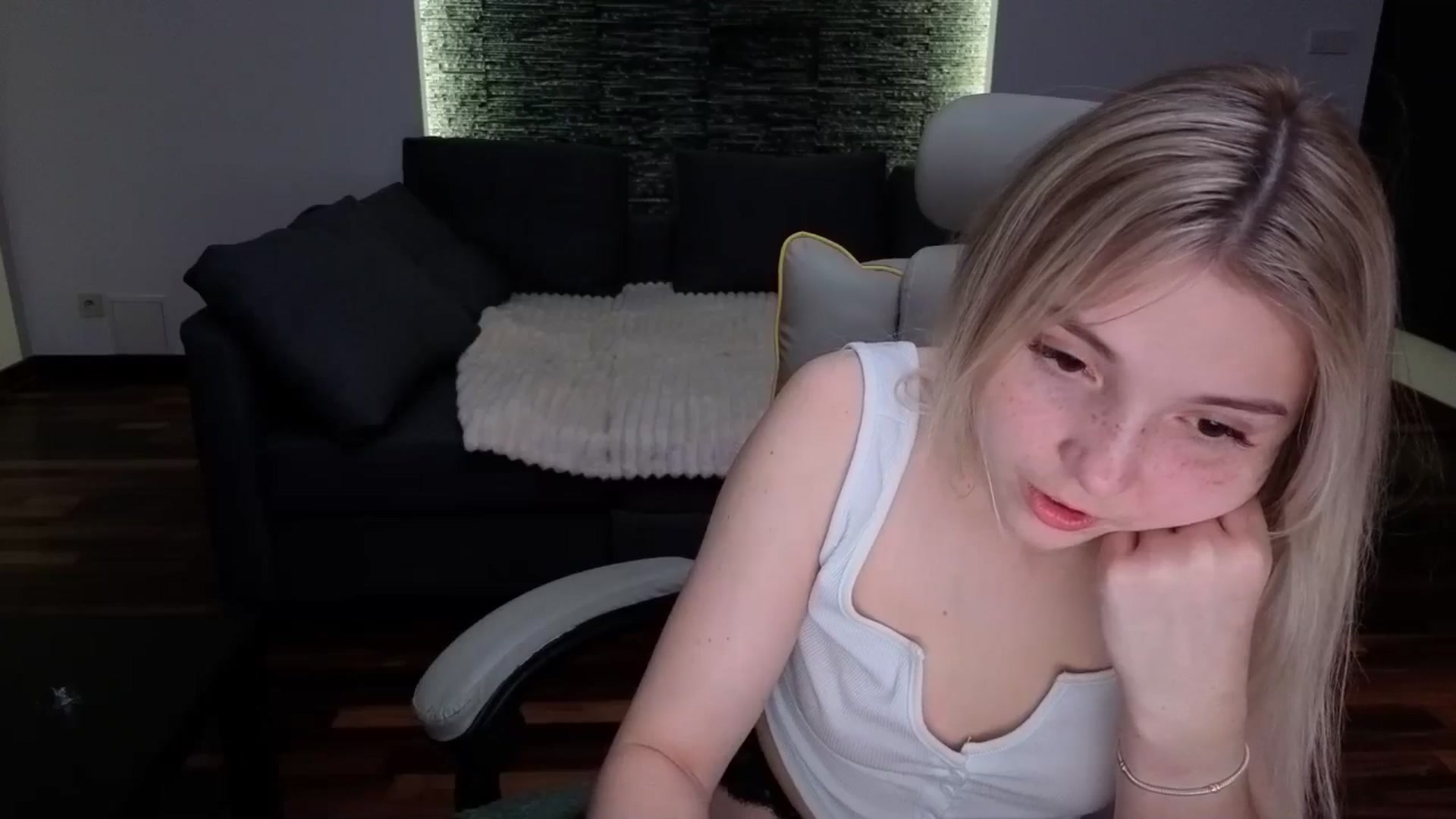 Gallery image thumbnail from Daisyy's myfreecams stream on, 04/02/2026, 23:34 image 8 of 20