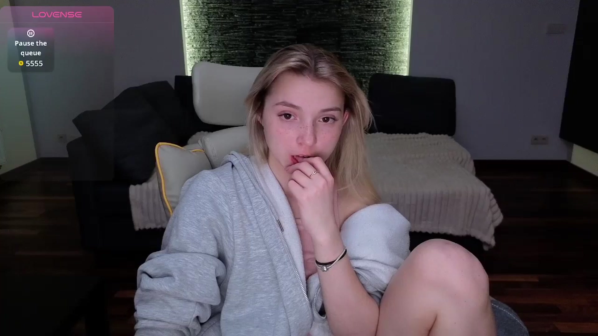 Gallery image thumbnail from Daisyy's myfreecams stream on, 04/14/2026, 24:04 image 14 of 20