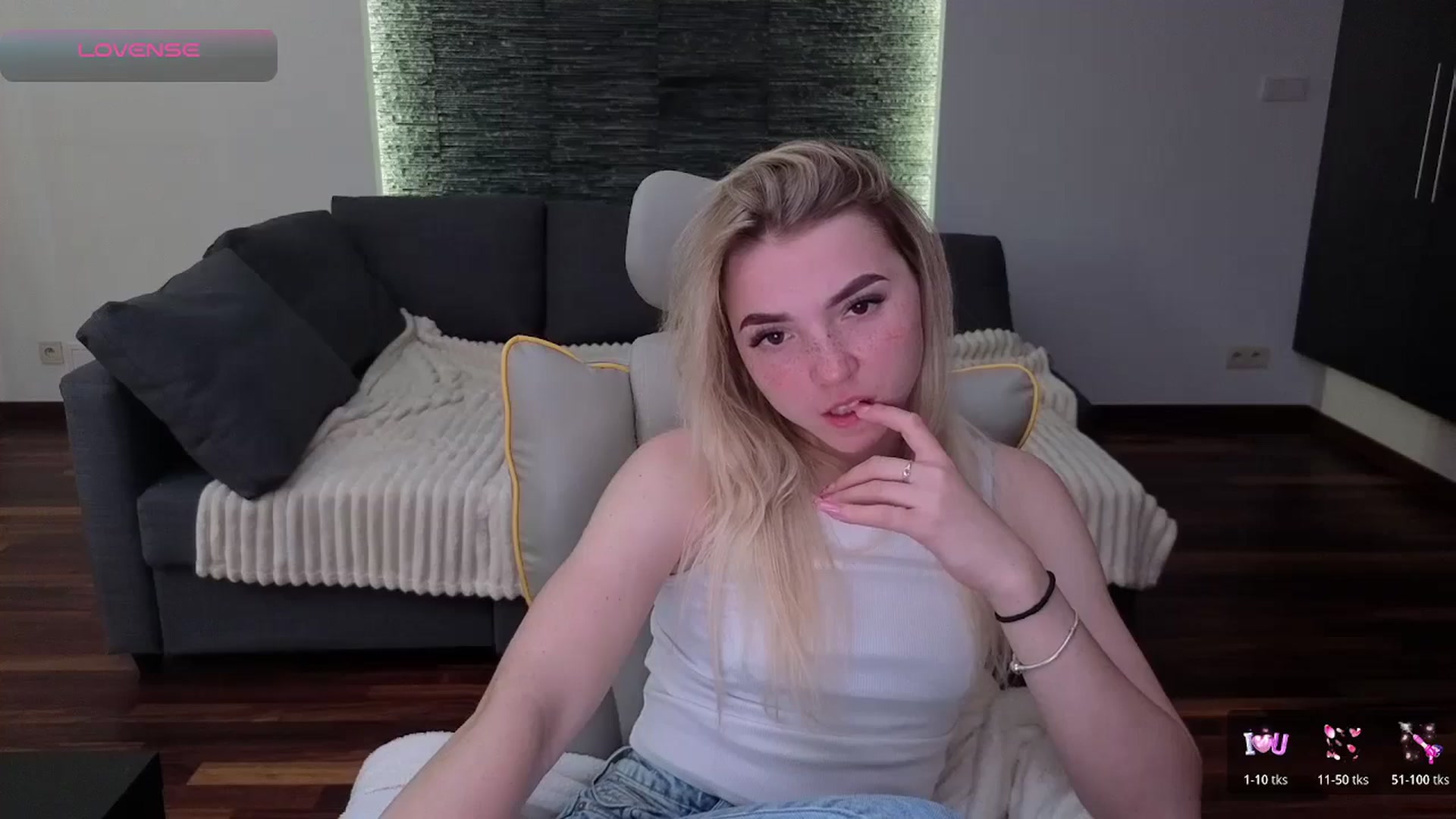 Gallery image thumbnail from Daisyy's myfreecams stream on, 04/19/2026, 14:17 image 7 of 20