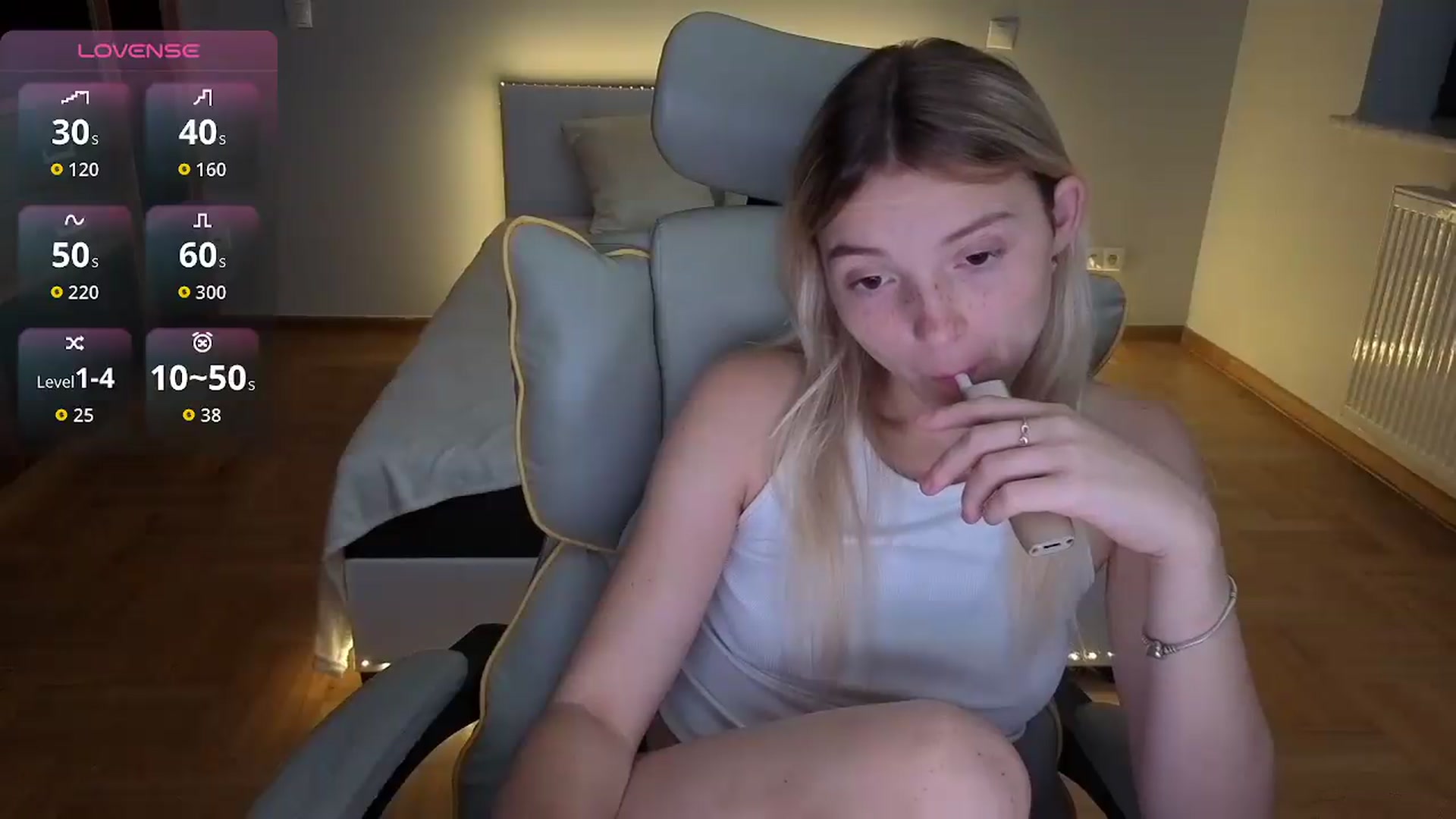 Gallery image thumbnail from Daisyy's myfreecams stream on, 08/06/2026, 24:32 image 11 of 20