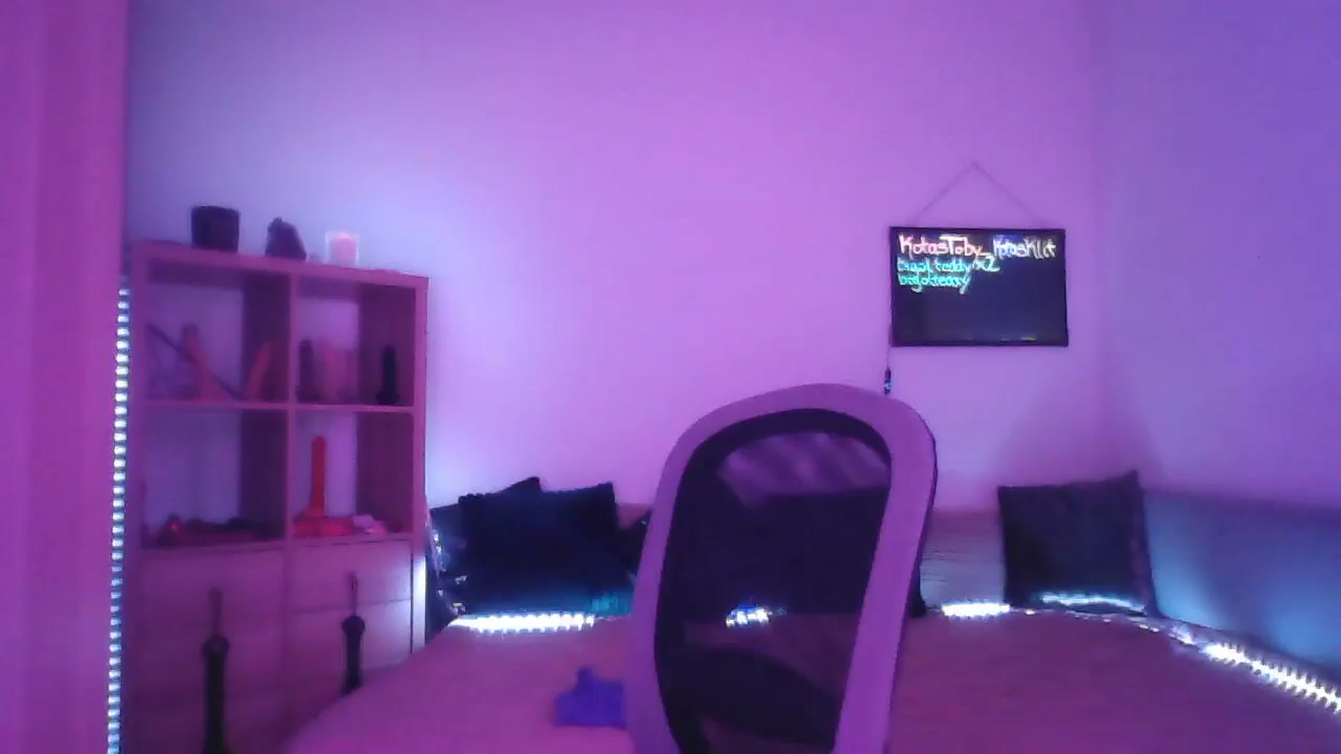 Gallery image thumbnail from DakotaCox's myfreecams stream on, 01/22/2025, 04:27 image 6 of 20