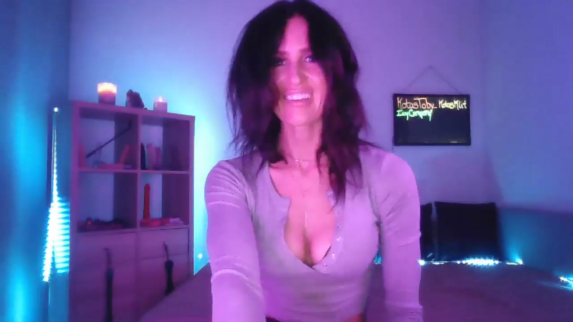 Gallery image thumbnail from DakotaCox's myfreecams stream on, 04/19/2025, 03:10 image 6 of 20