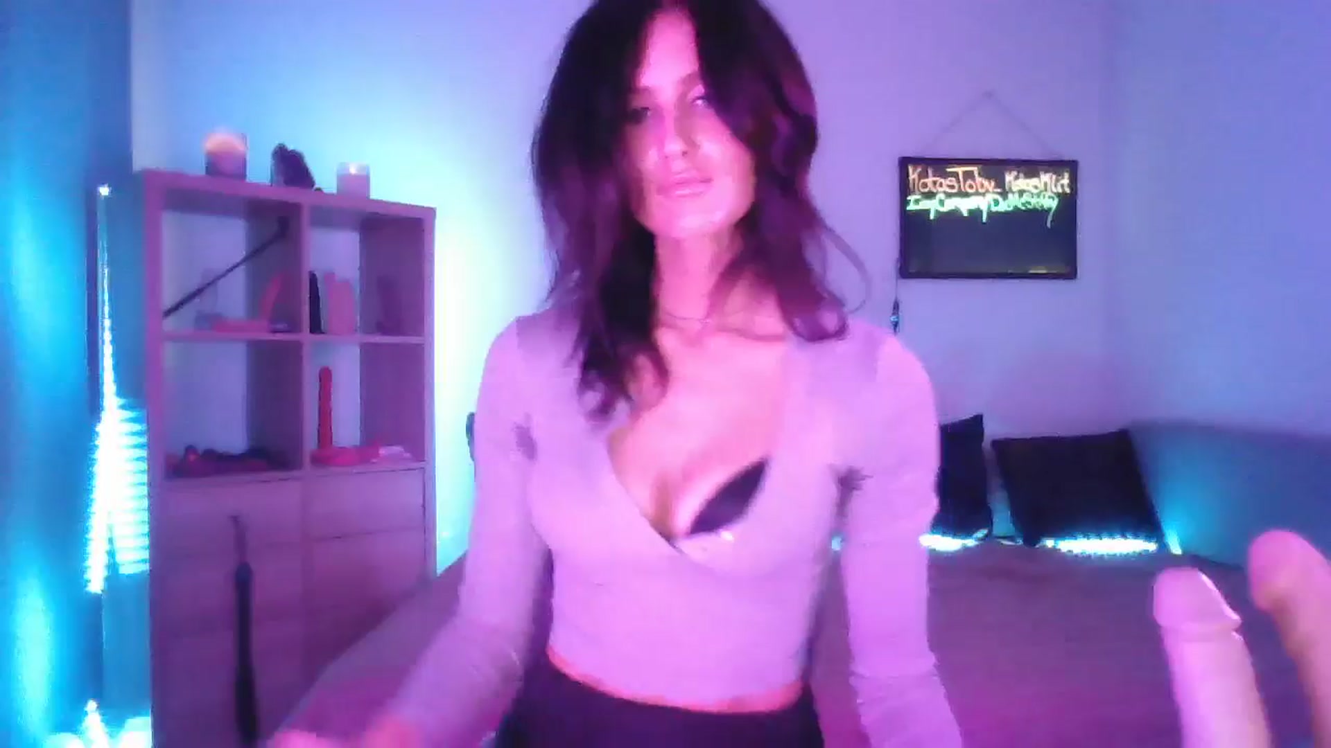 Gallery image thumbnail from DakotaCox's myfreecams stream on, 04/19/2025, 04:15 image 15 of 20