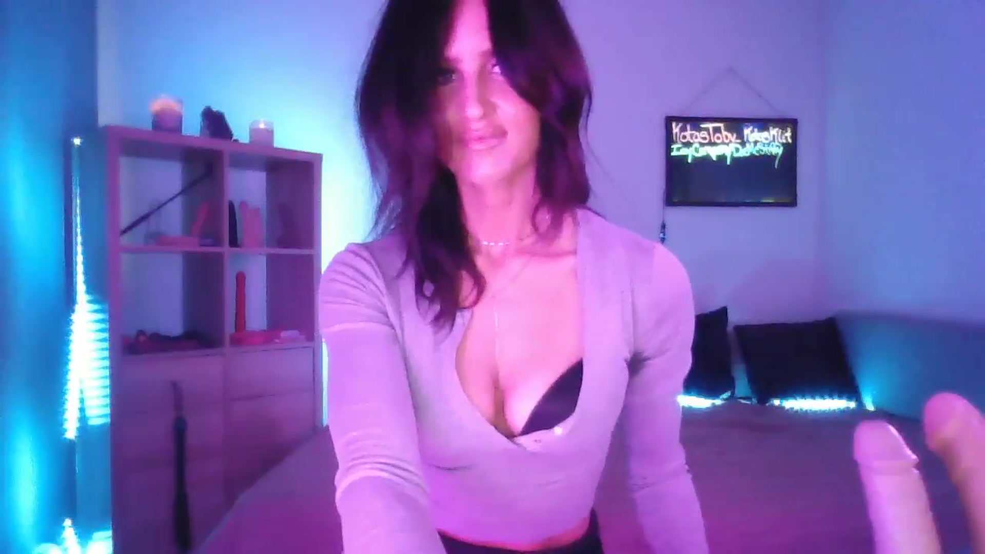 Gallery image thumbnail from DakotaCox's myfreecams stream on, 04/19/2025, 04:15 image 14 of 20