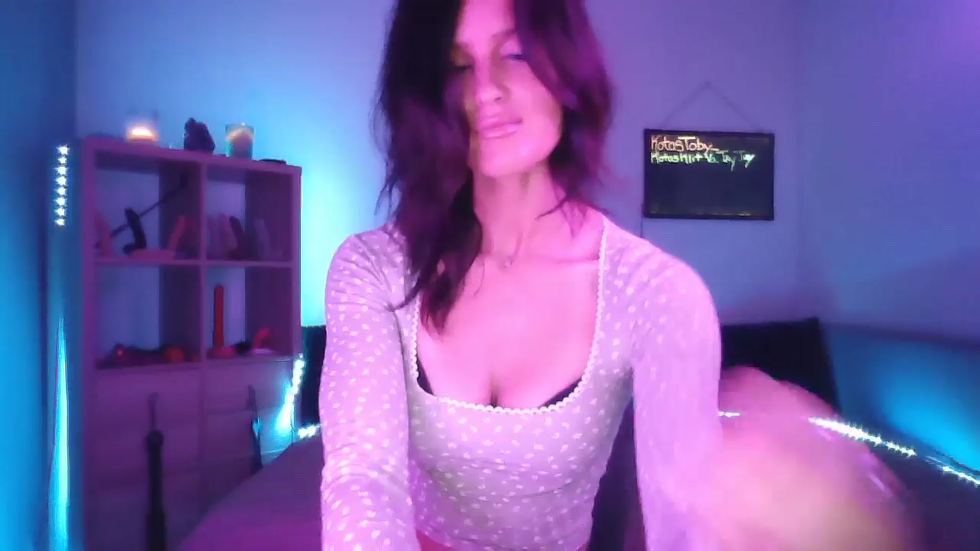 Gallery image thumbnail from DakotaCox's myfreecams stream on, 05/17/2025, 03:45 image 11 of 20