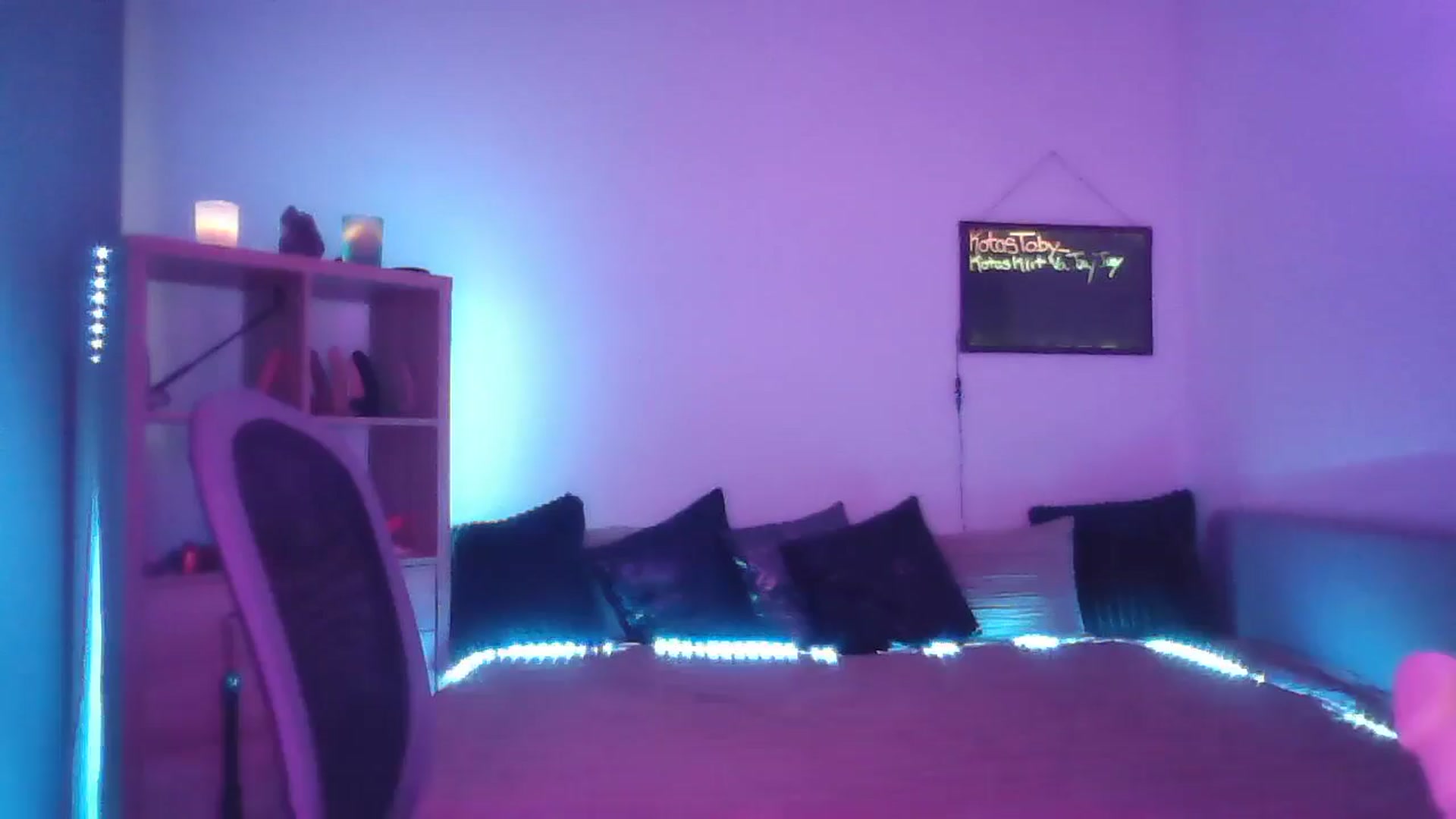 Gallery image thumbnail from DakotaCox's myfreecams stream on, 05/19/2025, 03:30 image 18 of 20
