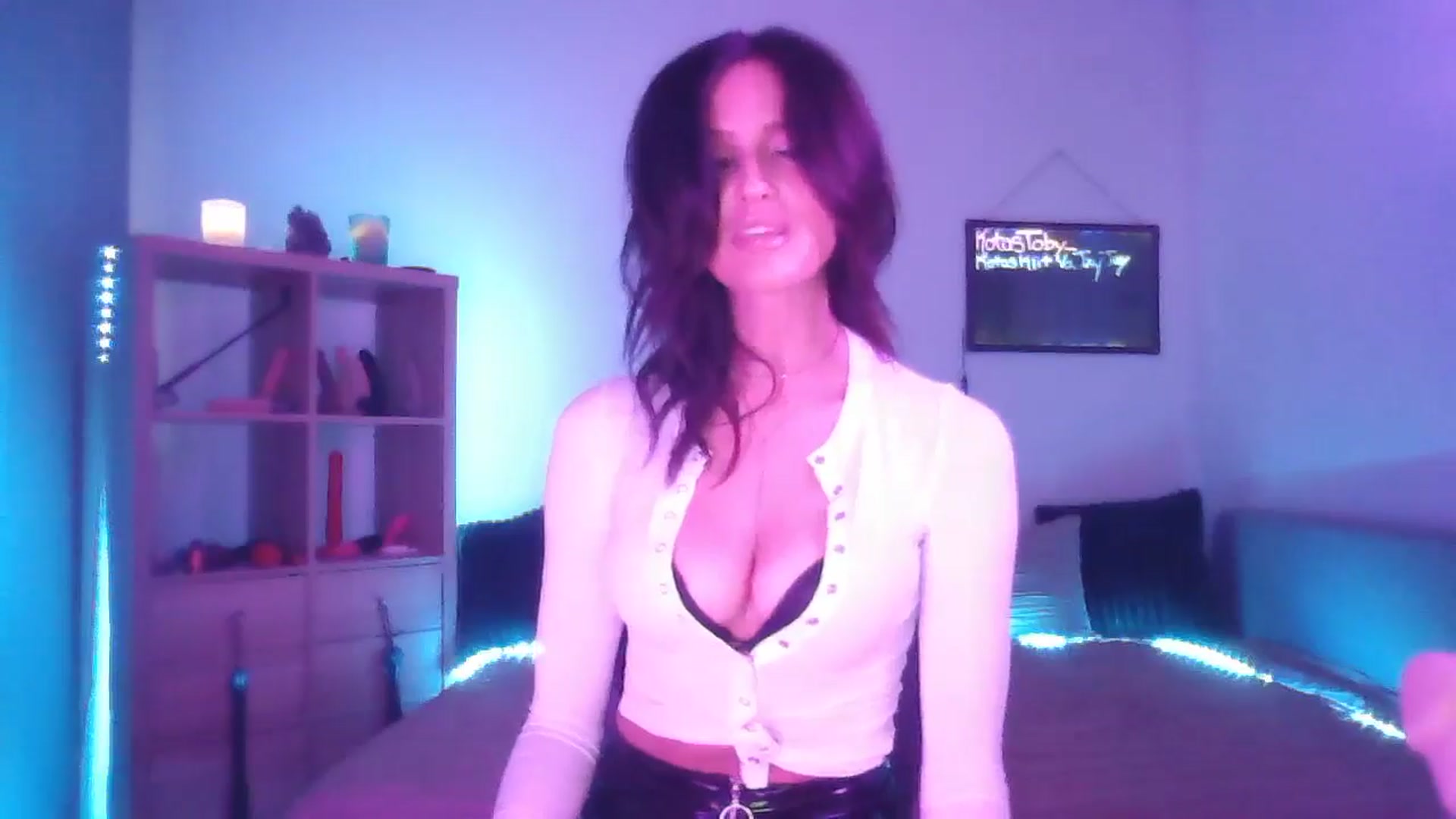 Gallery image thumbnail from DakotaCox's myfreecams stream on, 05/19/2025, 03:30 image 8 of 20
