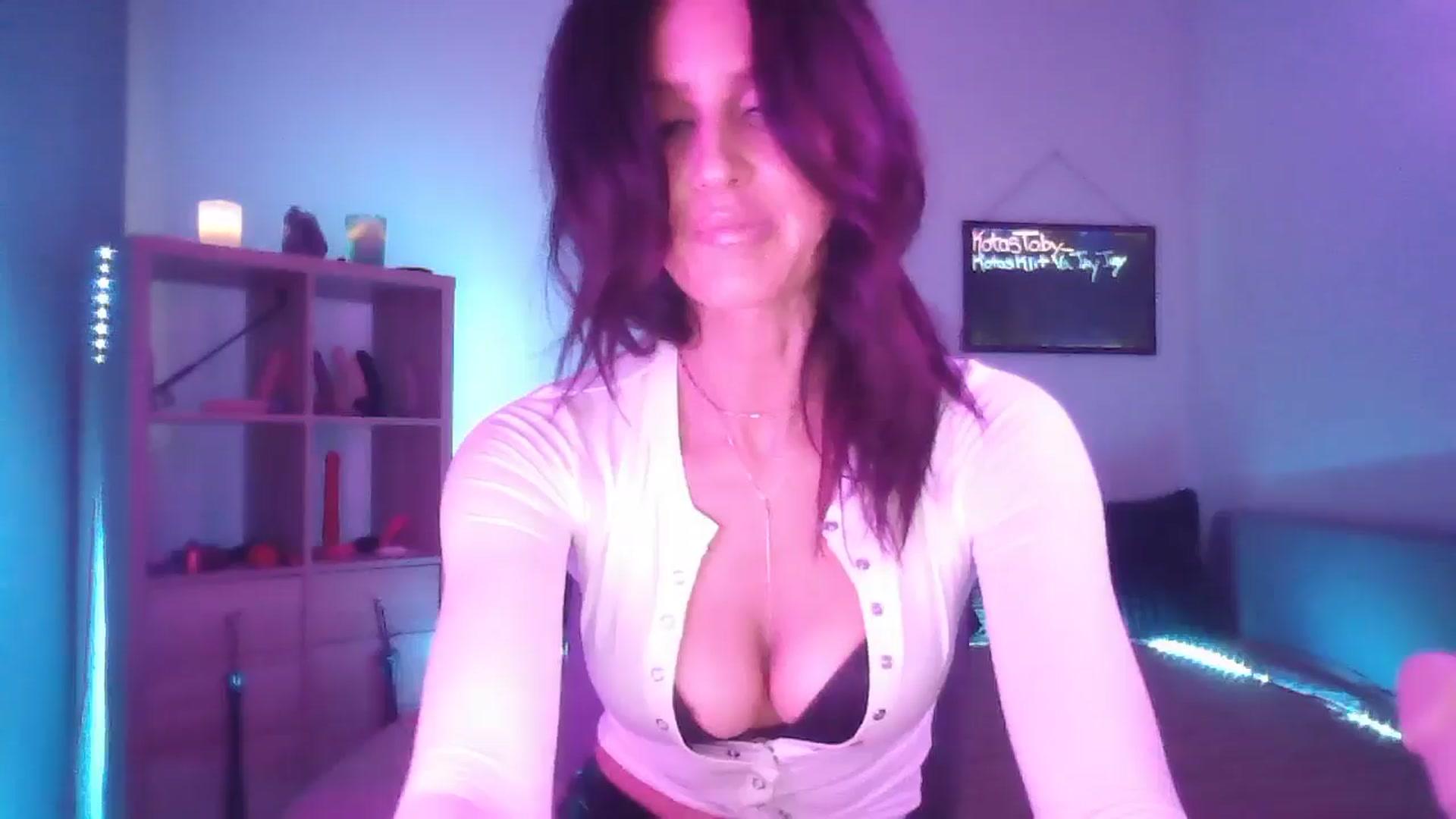 Gallery image thumbnail from DakotaCox's myfreecams stream on, 05/19/2025, 03:30 image 12 of 20