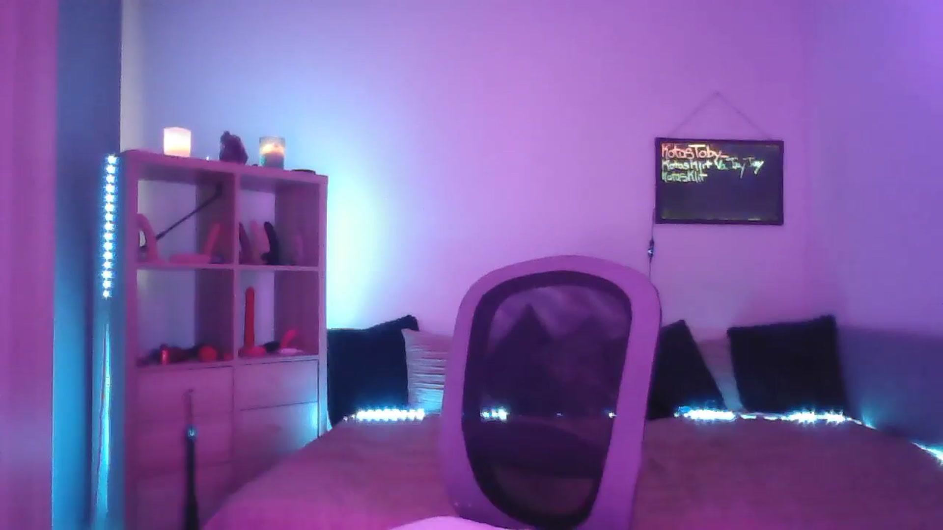 Gallery image thumbnail from DakotaCox's myfreecams stream on, 05/21/2025, 04:01 image 18 of 20