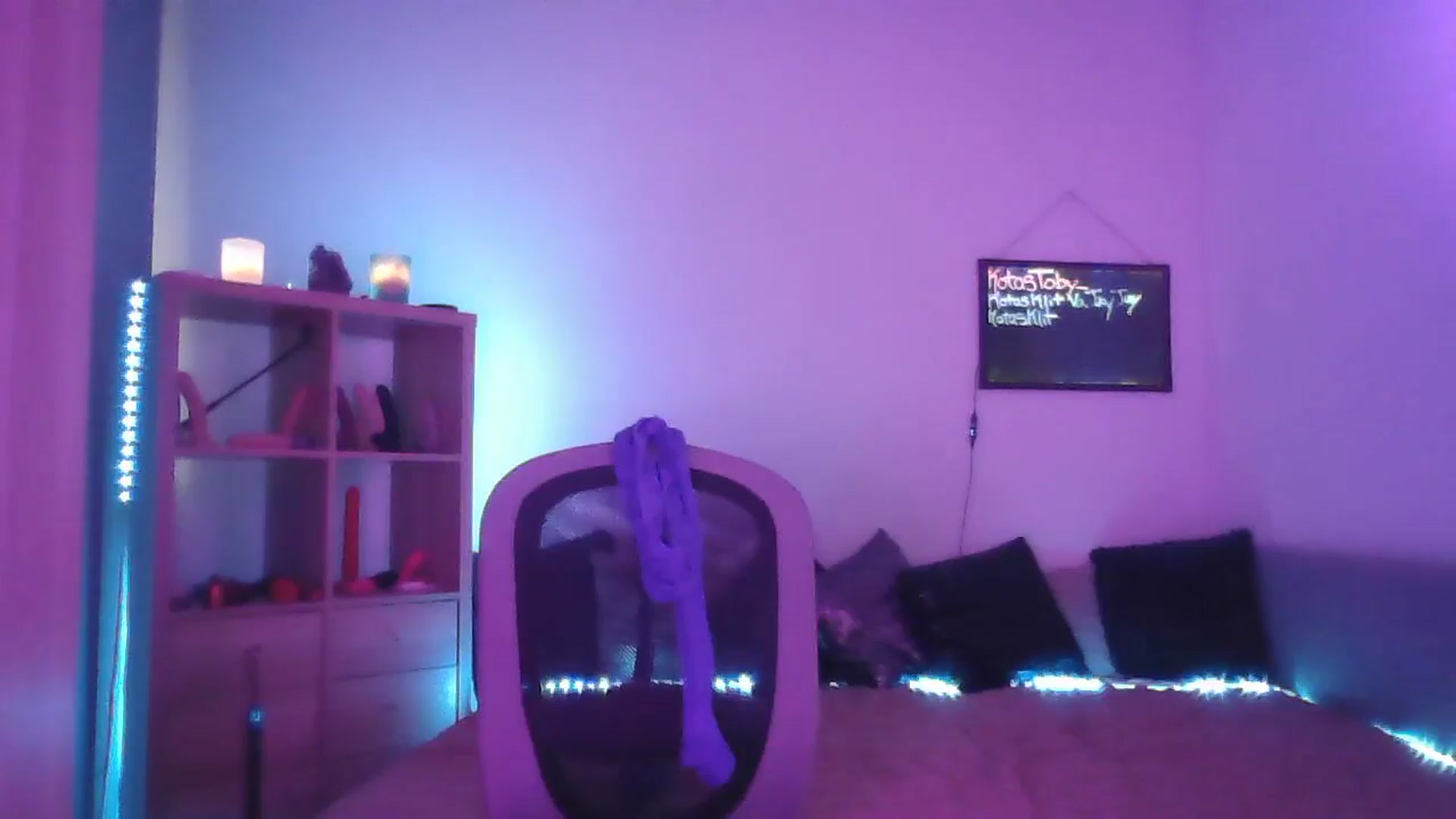 Gallery image thumbnail from DakotaCox's myfreecams stream on, 05/21/2025, 04:21 image 3 of 20