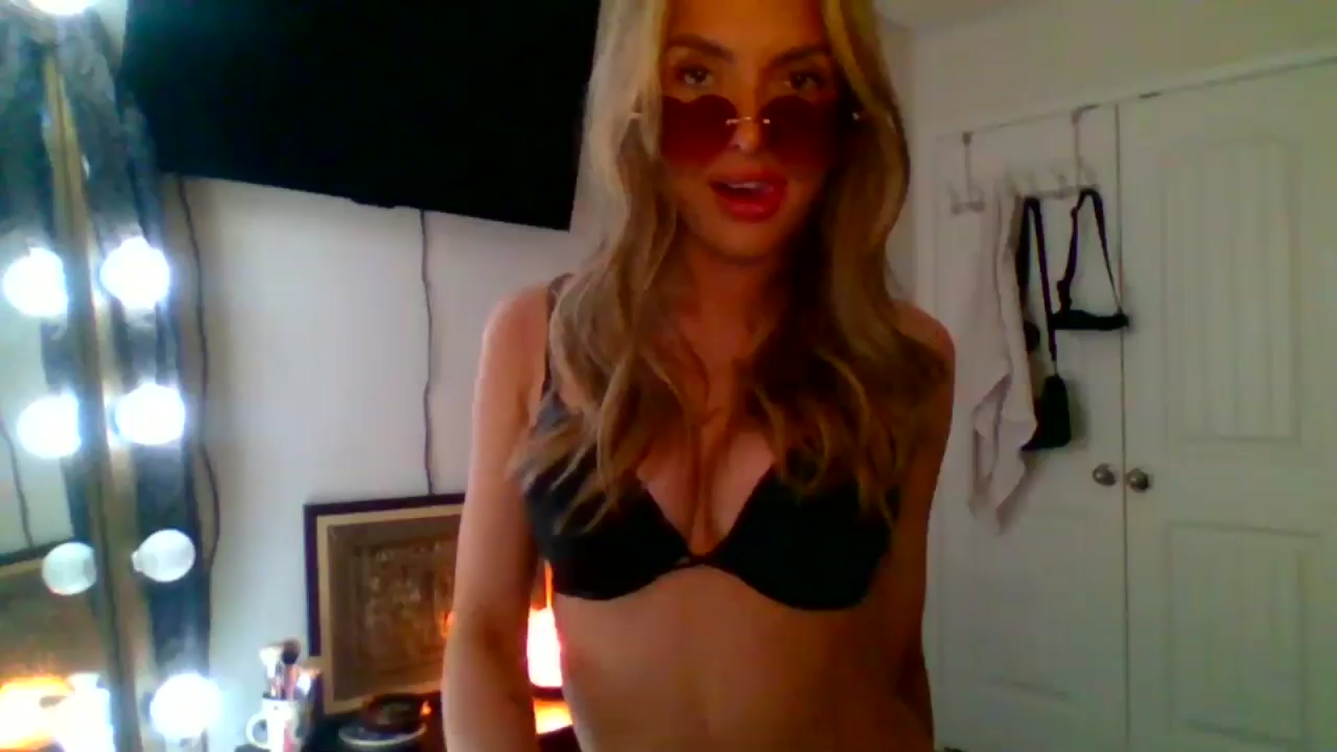 Gallery image thumbnail from Dakotadaniel's myfreecams stream on, 10/19/2024, 05:51 image 10 of 20