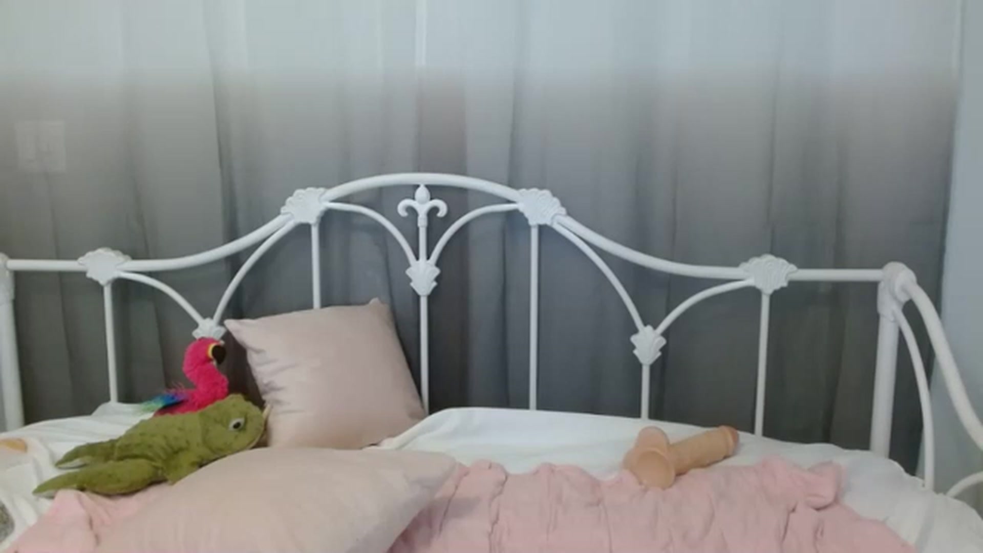 Gallery image thumbnail from DallasOhMy's myfreecams stream on, 12/01/2022, 21:31 image 15 of 20