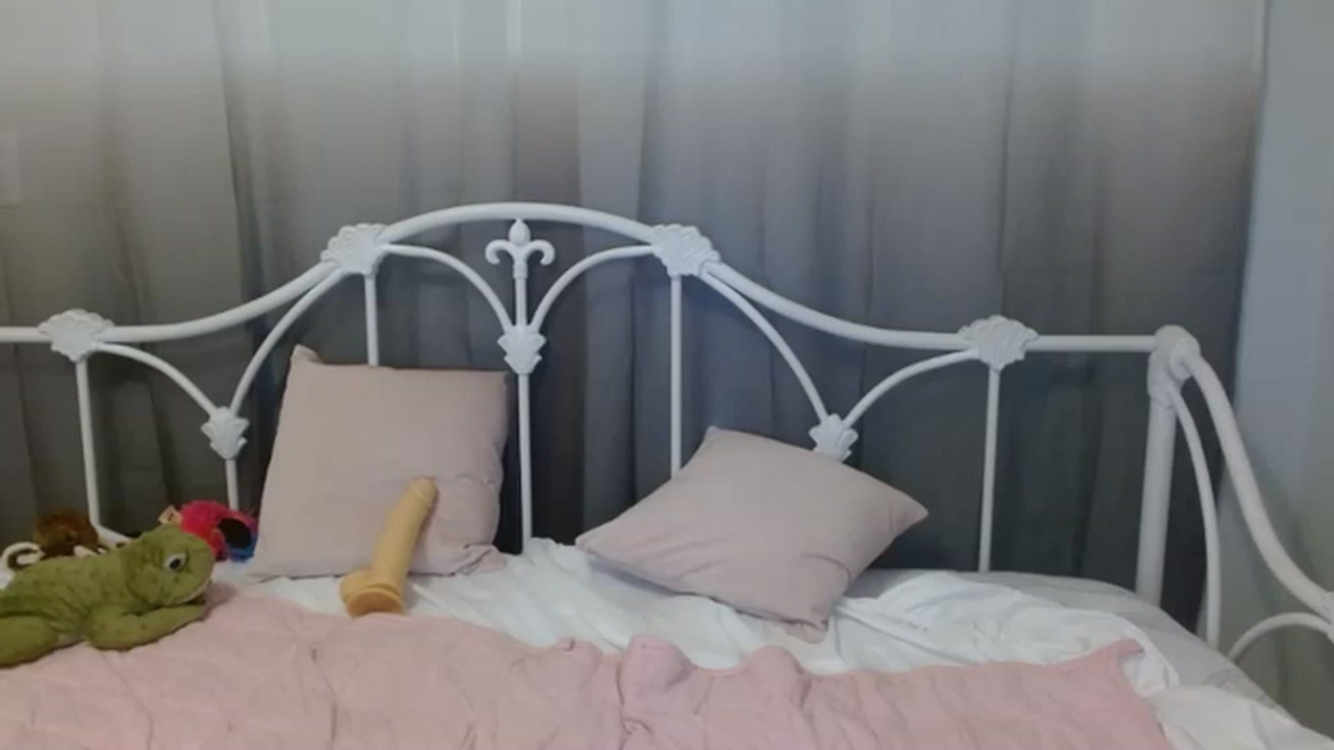Gallery image thumbnail from DallasOhMy's myfreecams stream on, 12/06/2022, 04:58 image 3 of 20