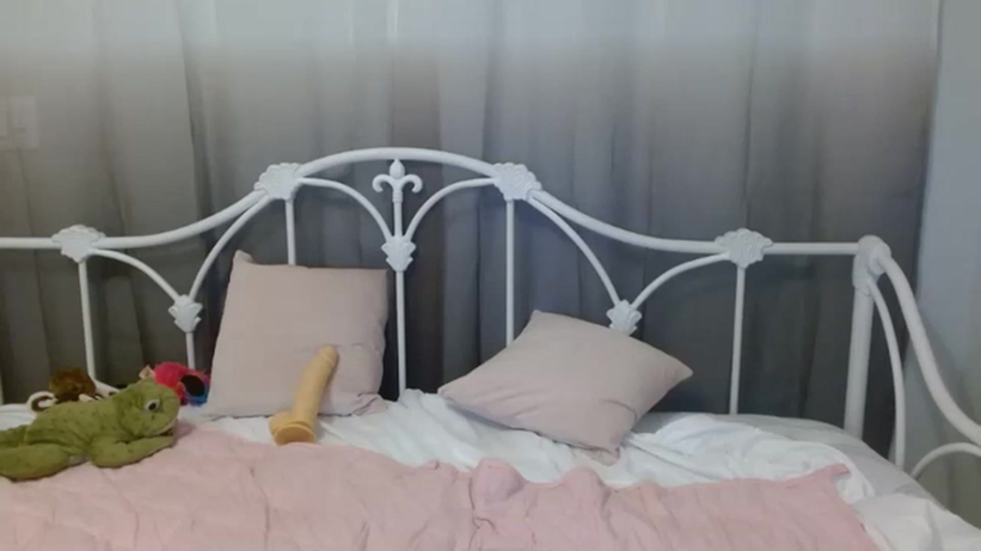Gallery image thumbnail from DallasOhMy's myfreecams stream on, 12/06/2022, 04:58 image 18 of 20