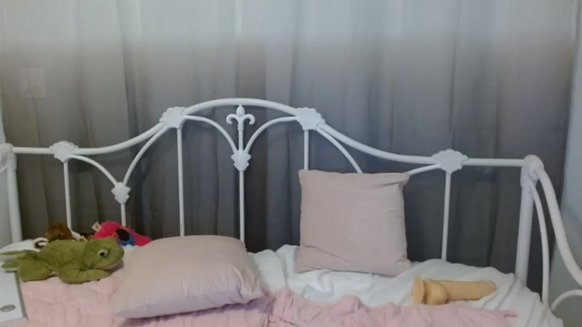 Gallery image thumbnail from DallasOhMy's myfreecams stream on, 12/10/2022, 24:03 image 5 of 20