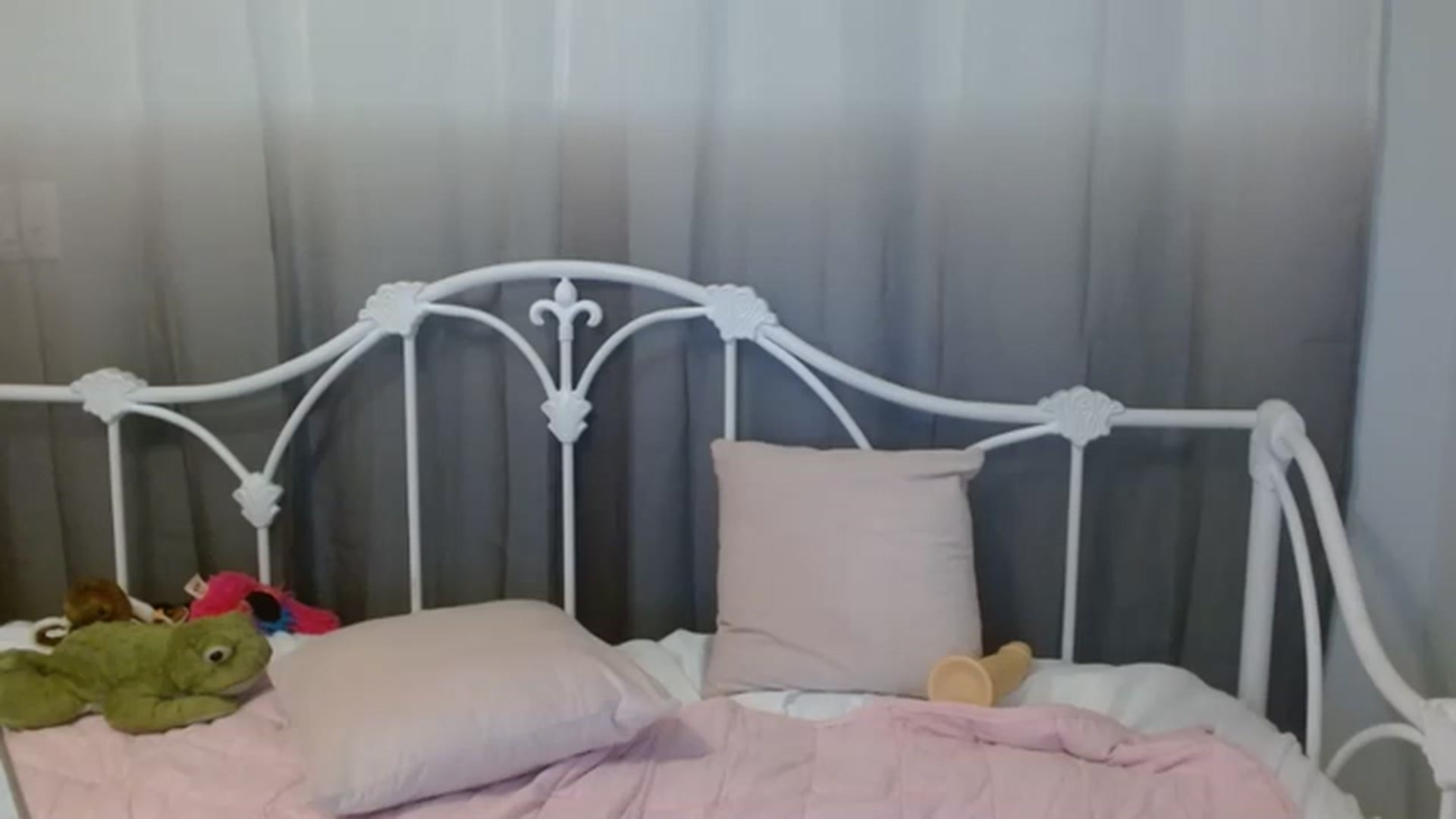 Gallery image thumbnail from DallasOhMy's myfreecams stream on, 12/10/2022, 24:03 image 17 of 20